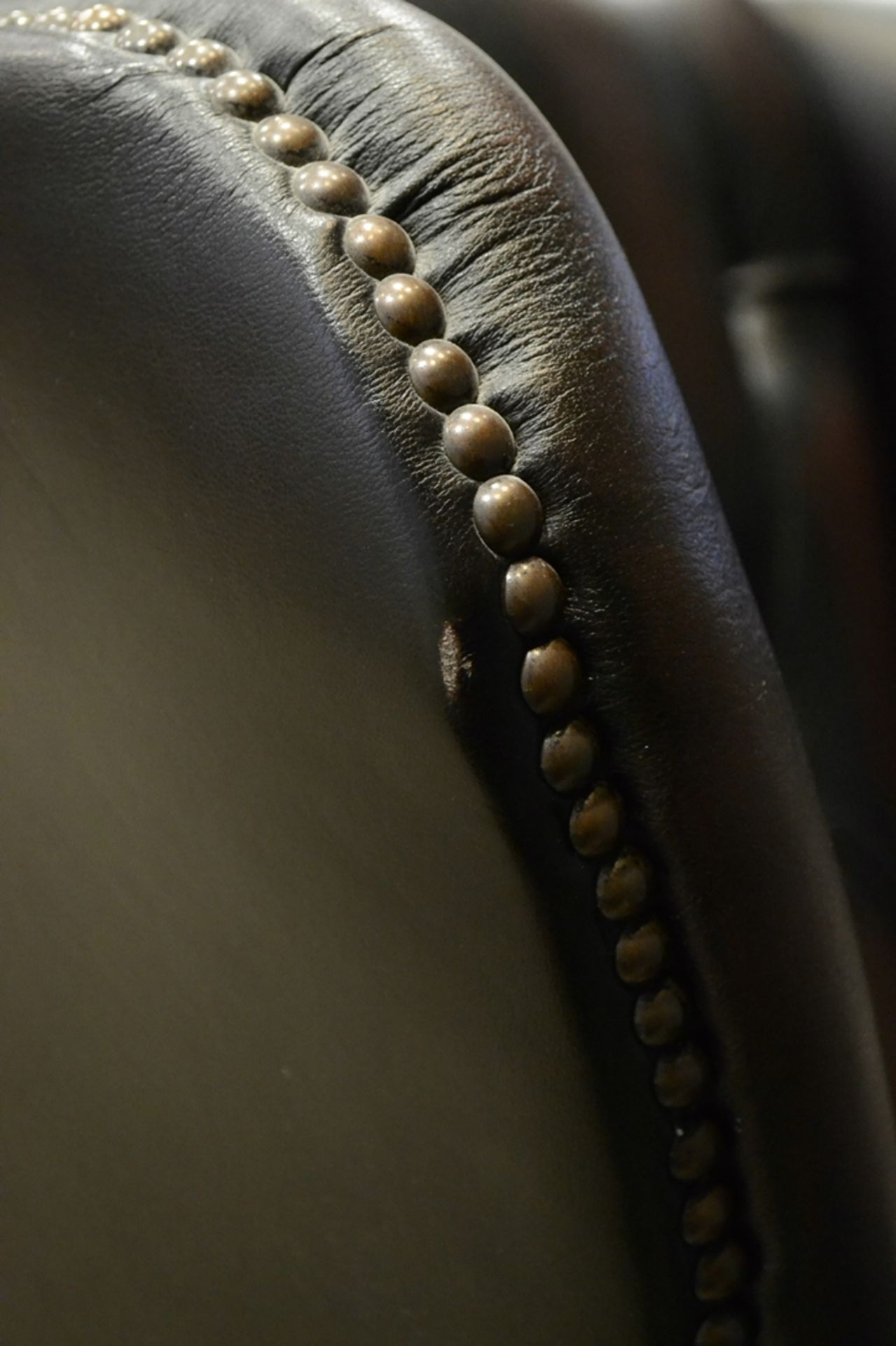 Paar stilvoller Ledersessel, Ohrensessel, Rücken mit Chesterfield-Heftung, dunkelbraunes Spaltleder - Bild 8 aus 11