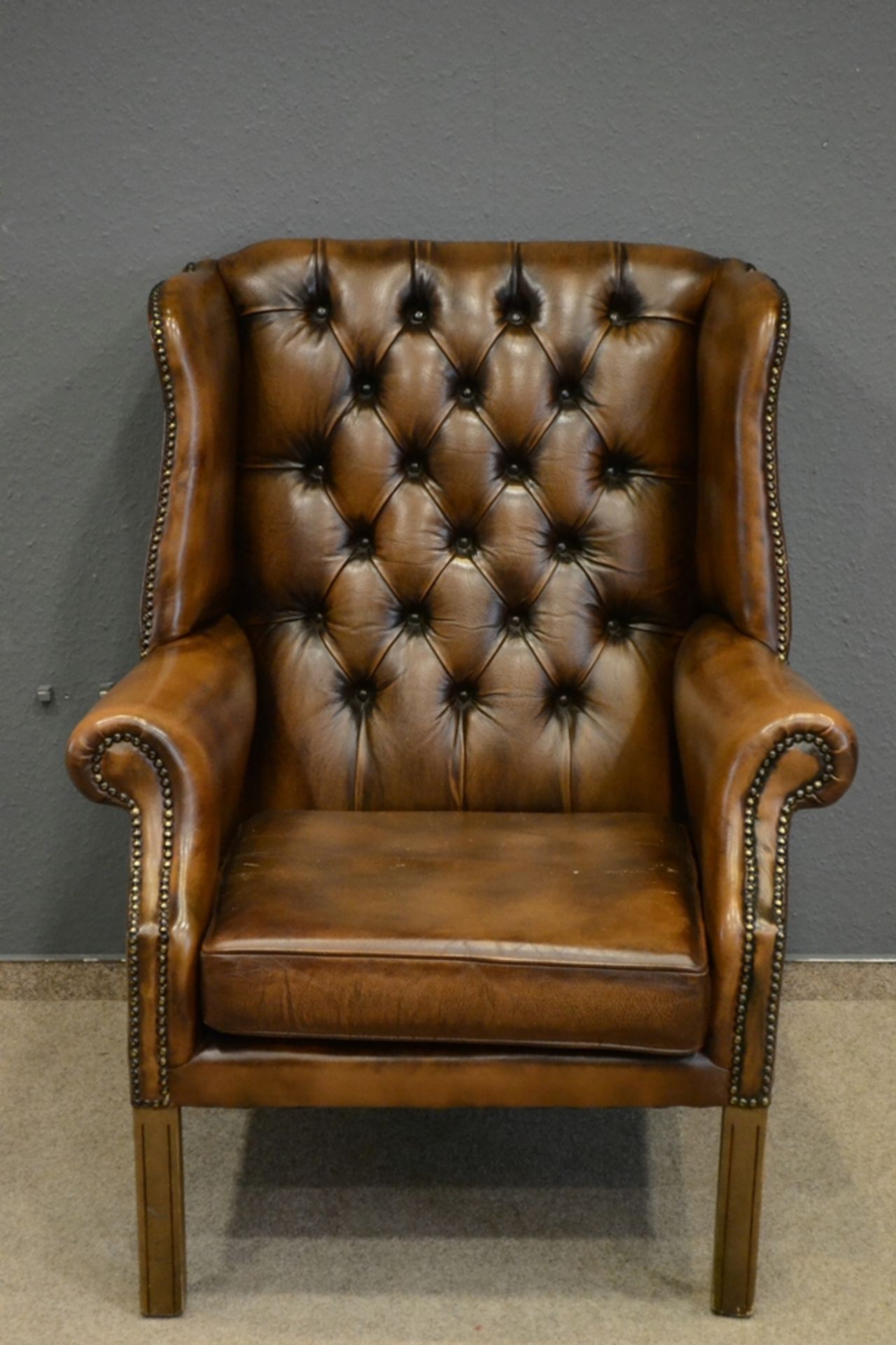 Stilvoller Ohrenbacken-Sessel, bräunliches Leder, leicht eingerollte Armlehnen, der Rücken mit soge - Bild 8 aus 10