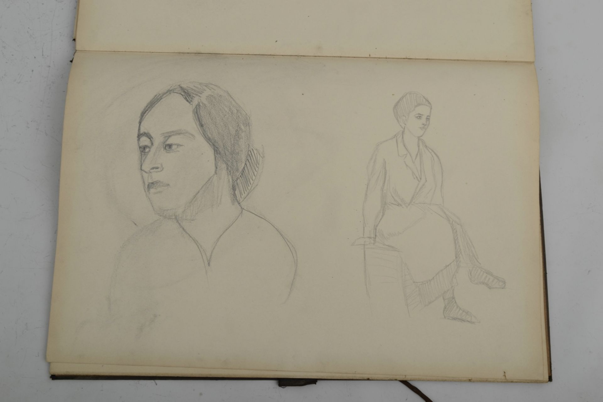 Antike Skizzenmappe eines unbekannten Kunststudenten, Portrait- und Aktzeichnungen, 1 x "1917" dati - Image 2 of 6