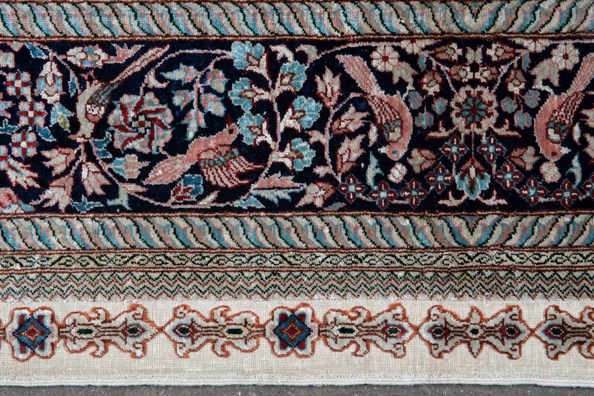 Feine ältere, wohl türkische Teppich-Seidenbrücke, zartrosa Fond, von unzähligen Blüten- und Blätte - Image 5 of 5
