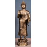Großer, auf einem Lotussockel stehender Buddha. Ostasiatischer Raum, 2. Hälfte 20. Jhdt., mehrteili