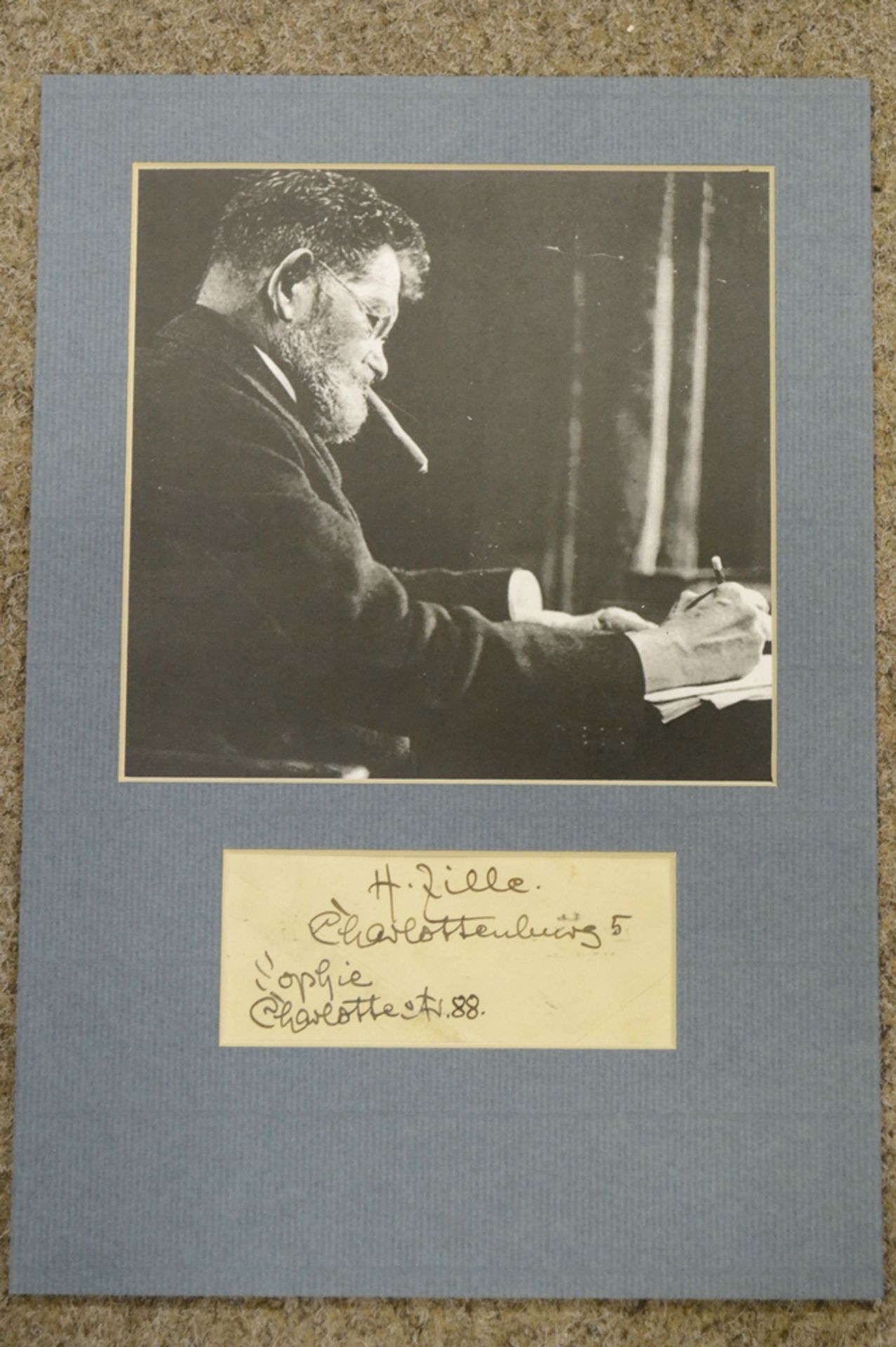 Originalfoto des "Heinrich Zille" mit original eingetragener Adresse in Berlin. In Passepartout, ca