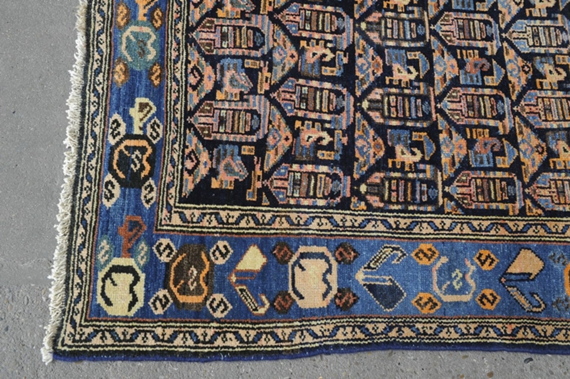 Ältere Hamedan- Teppichbrücke, ca. 190 x 129 cm, blaugrundig mit teils abstrakt floraler Motivik. S - Image 4 of 8