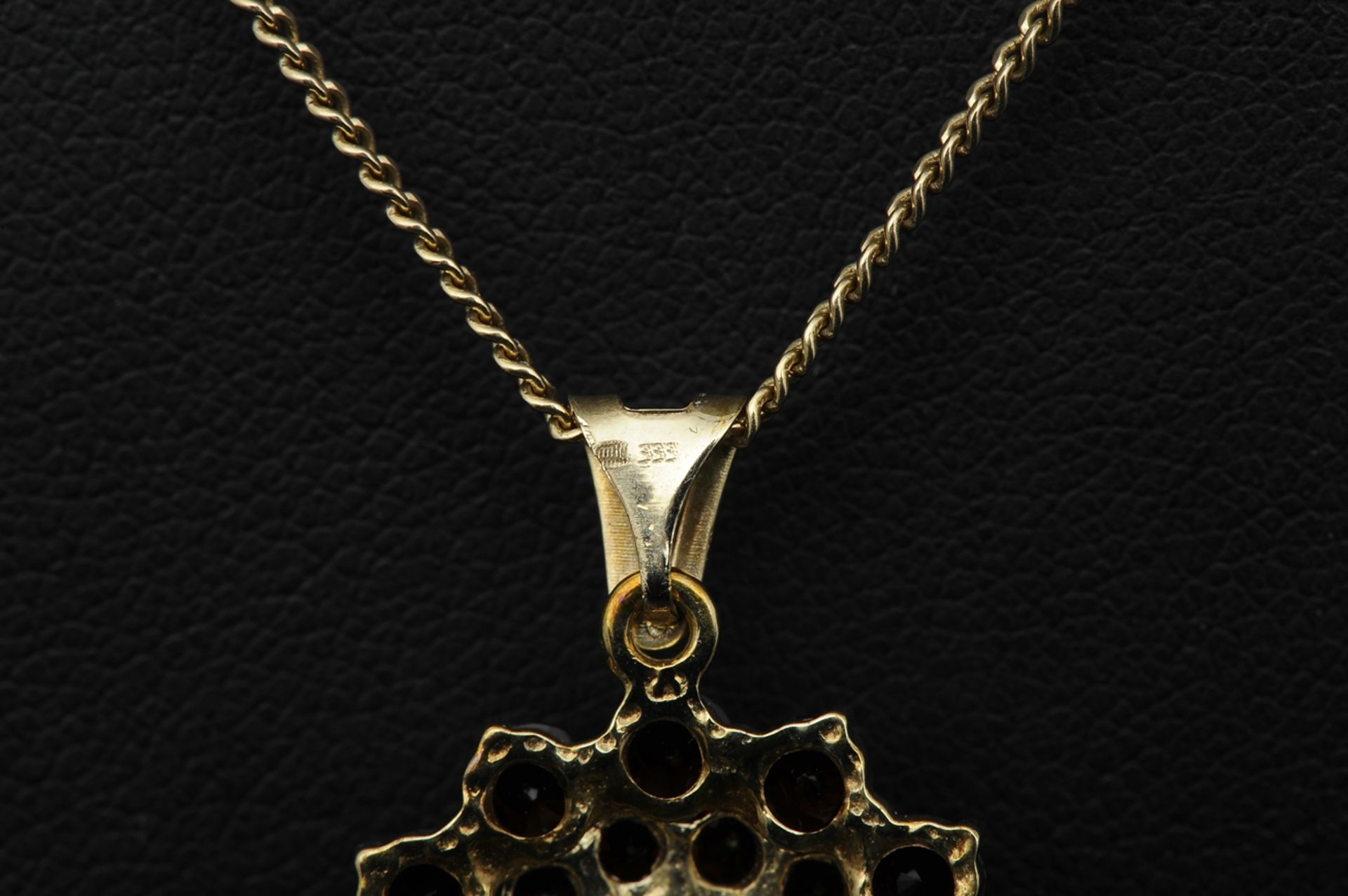 18k Gelbgold Halskette mit ovalem , blütenförmigem Kettenanhänger, dieser mit vollständig erhaltene - Image 7 of 10