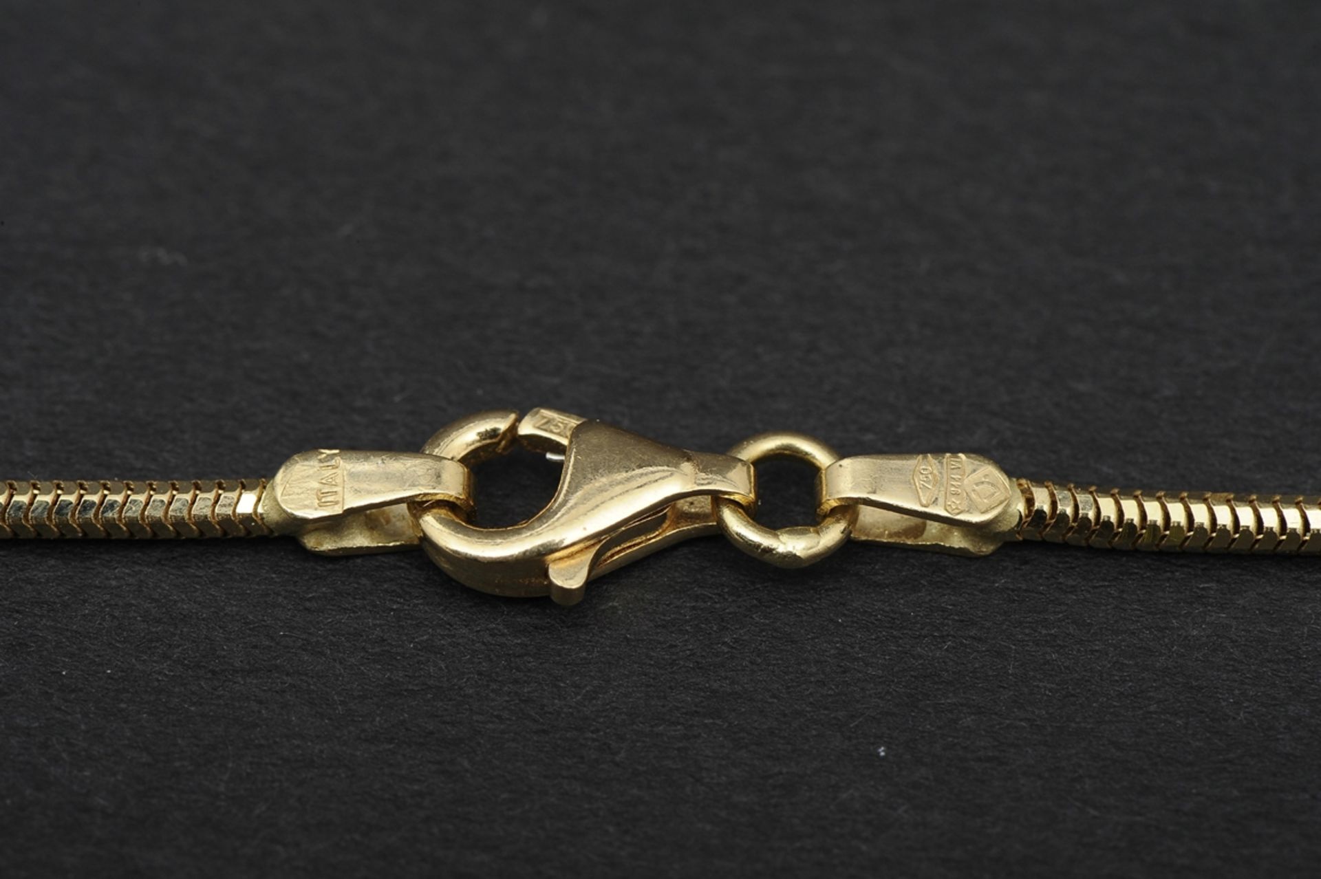Feine 750er Gold-"Schlangenkette", Italien; Länge ca. 43 cm, ca. 7 gr. Sehr schöner, getragener Erh - Image 3 of 4