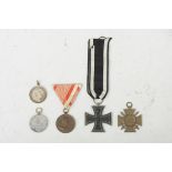 5teiliges Konvolut verschiedener Orden und Medaillen. 2 x am Band, 4 x Deutsches Reich und 1 x Öste