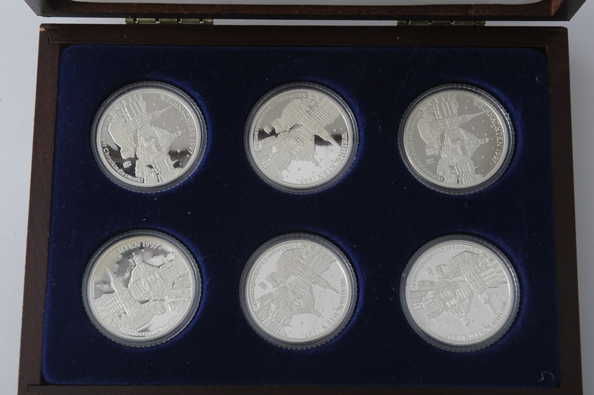 Kleine "Münzen und Medaillen" - Sammlung aus aller Welt, in Alukoffer: USA - Jahressatz 2005, China - Image 6 of 6