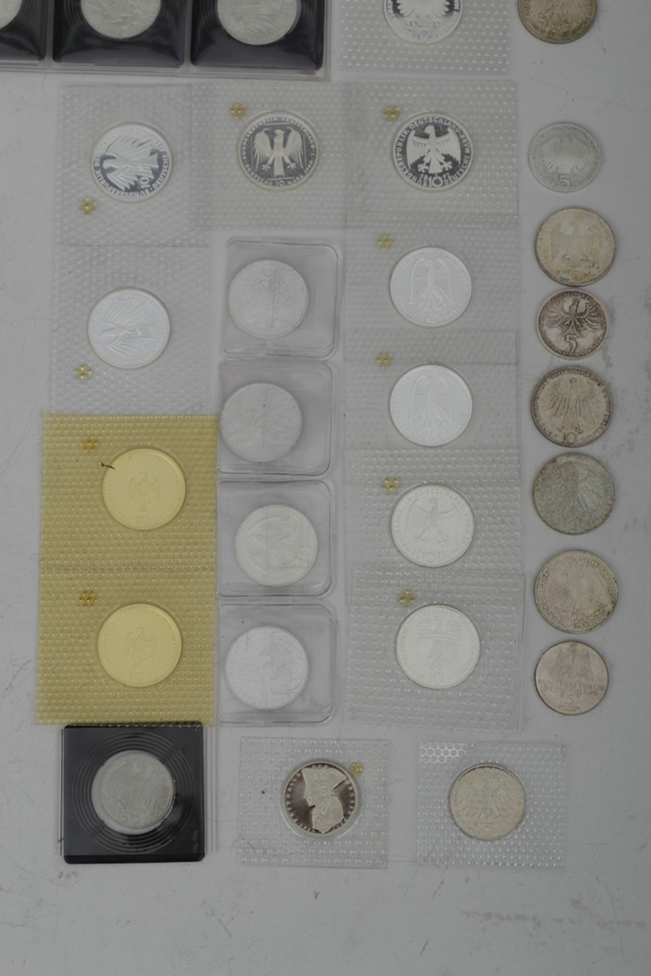 110tlg. Sammlung von 41 x 5 DM und 69 x 10 DM Münzen, teilweise Silber, zusammen ca. 895,- DM. Vers - Bild 5 aus 9