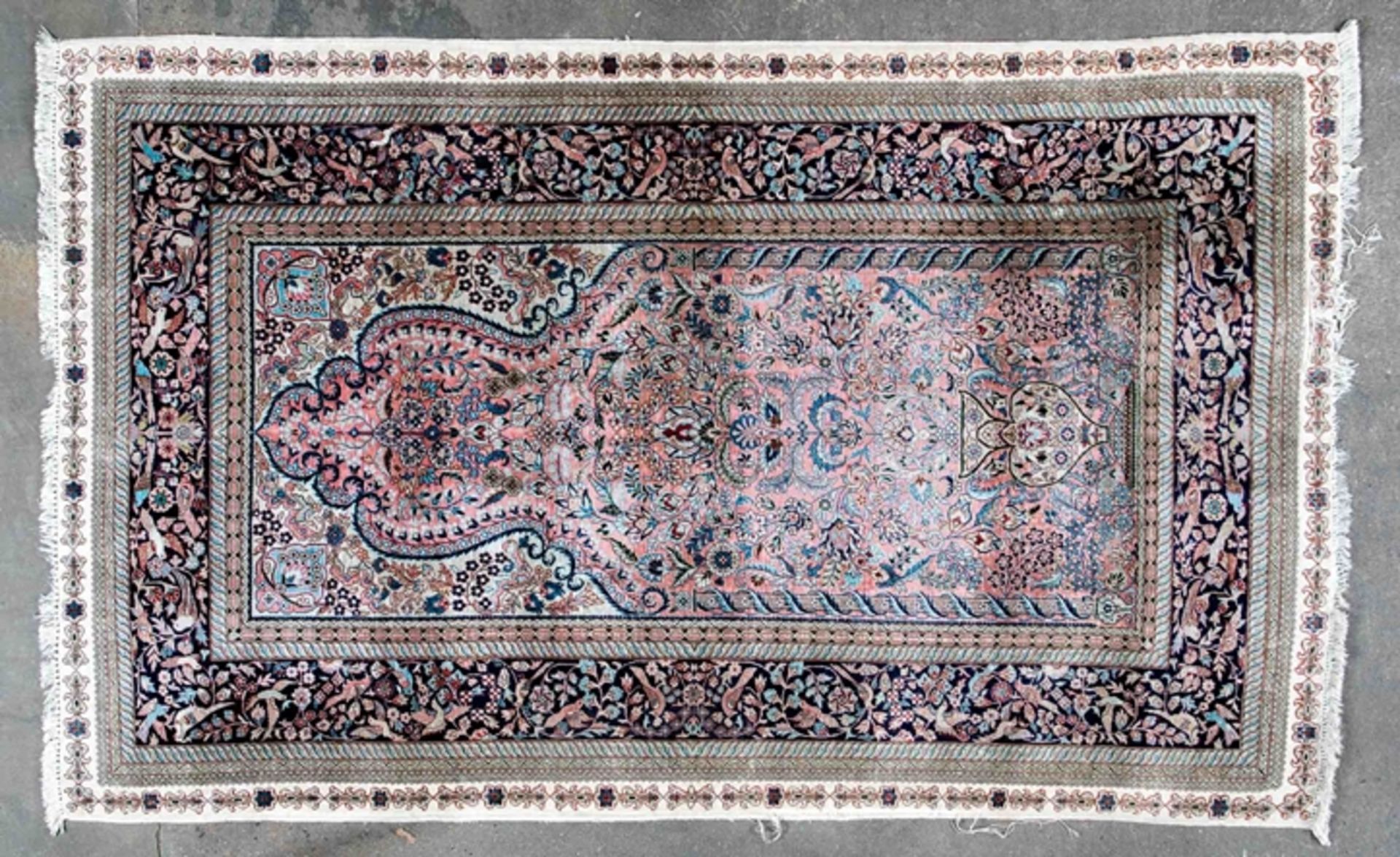 Feine ältere, wohl türkische Teppich-Seidenbrücke, zartrosa Fond, von unzähligen Blüten- und Blätte