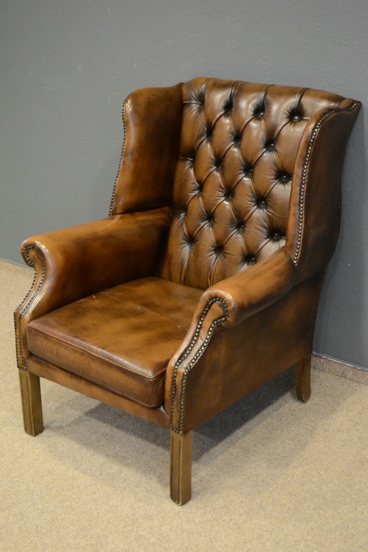 Stilvoller Ohrenbacken-Sessel, bräunliches Leder, leicht eingerollte Armlehnen, der Rücken mit soge - Bild 5 aus 10