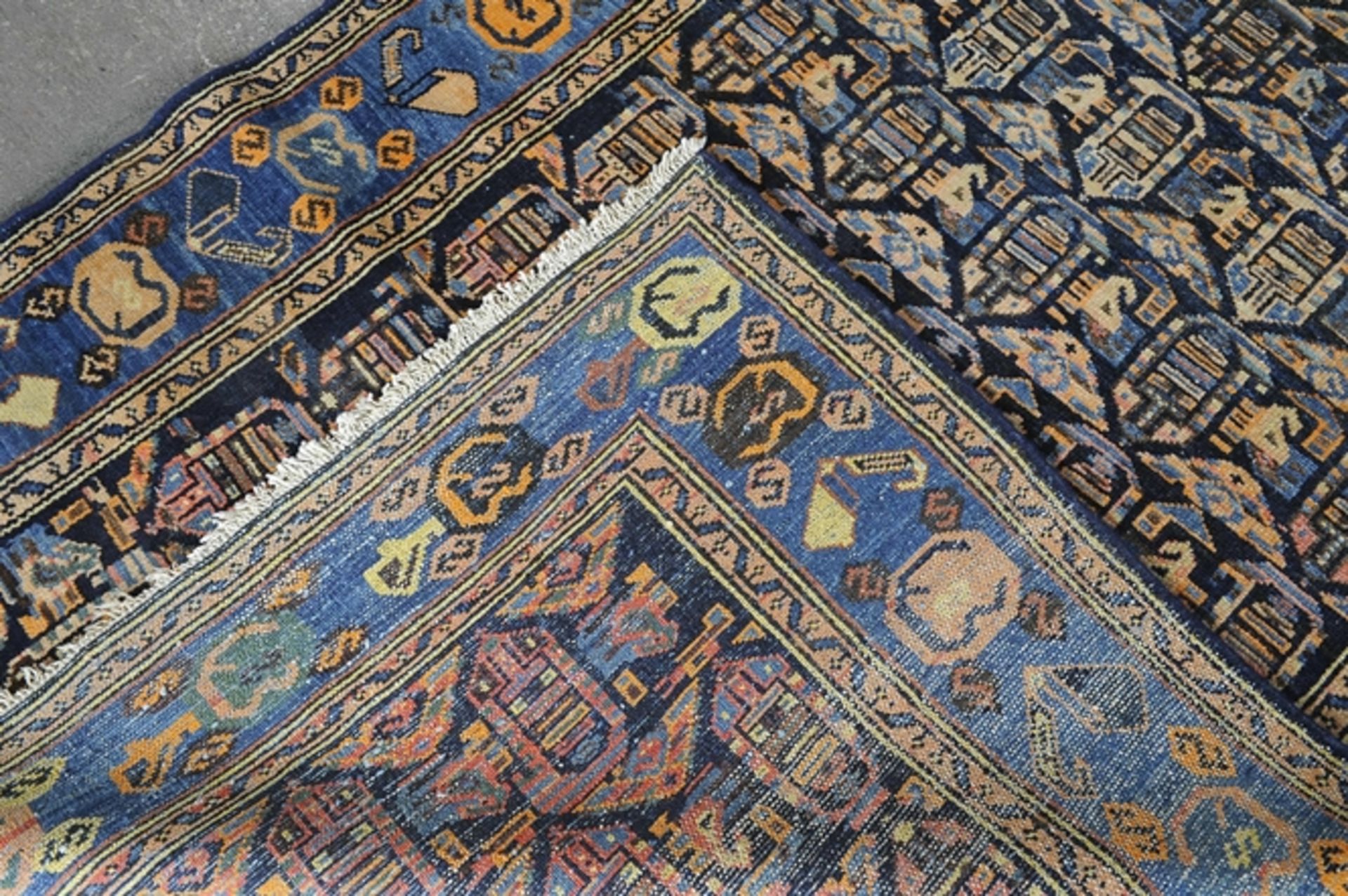 Ältere Hamedan- Teppichbrücke, ca. 190 x 129 cm, blaugrundig mit teils abstrakt floraler Motivik. S - Image 5 of 8