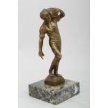 "Steine - Schlepper", Bronze - Figur auf Natursteinsockel montiert, seitlich an der Plinthe ungedeu