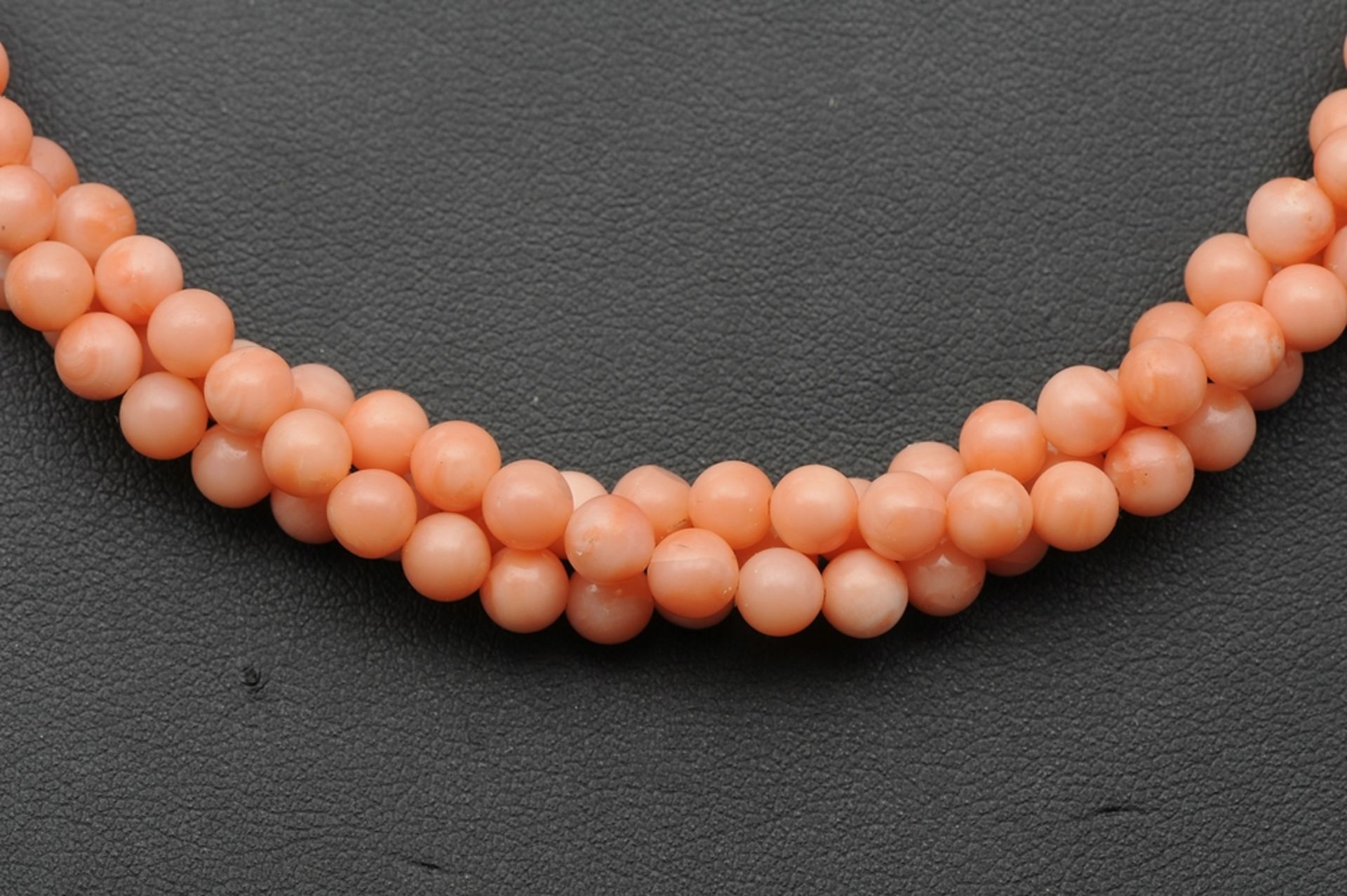 Zweifarbige Perlenkette, Länge ca. 65 cm, vergoldeter Verschluss, schöner Erhalt. - Image 2 of 5