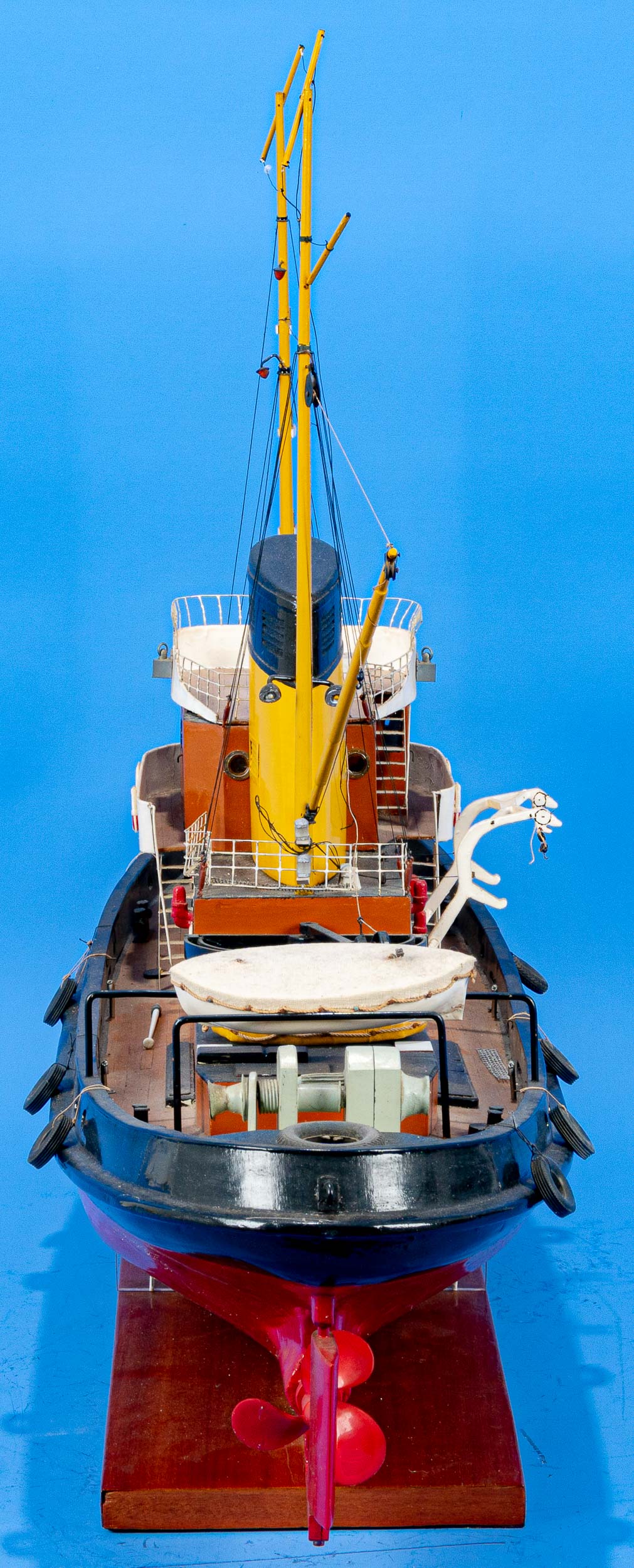 Modell eines Hafenschleppers, Eigenbau auf passend angefertigtem Stand; Befestigung des Beibootes - Image 13 of 14