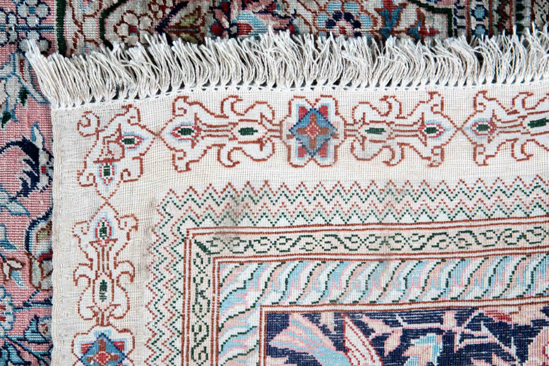 Feine ältere, wohl türkische Teppich-Seidenbrücke, zartrosa Fond, von unzähligen Blüten- und Blätte - Image 4 of 5