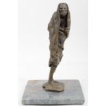 "Bettler II", bräunlich patinierte Bronzefigur eines leicht schief stehenden, ausgemergelten, älter