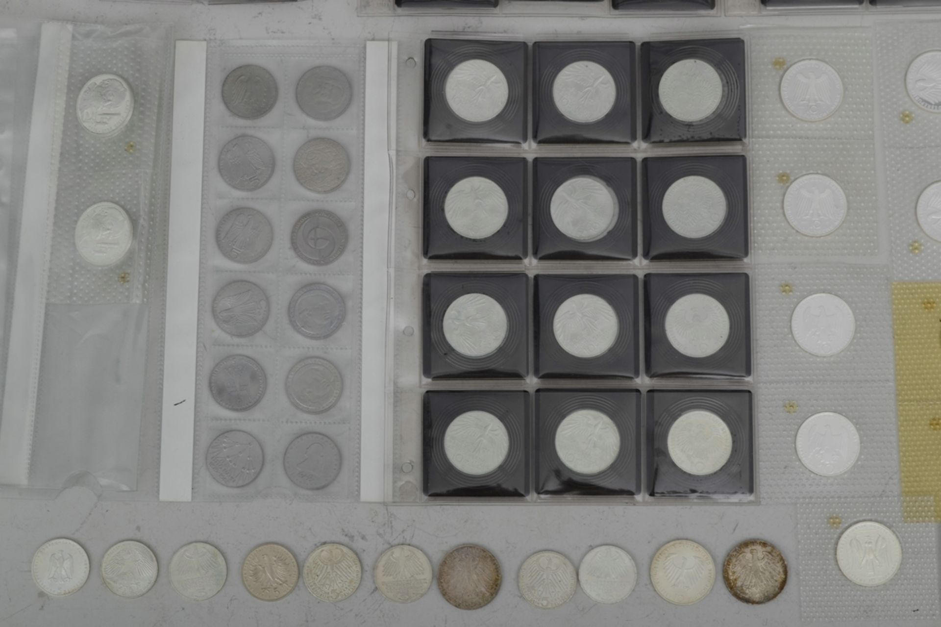 110tlg. Sammlung von 41 x 5 DM und 69 x 10 DM Münzen, teilweise Silber, zusammen ca. 895,- DM. Vers - Bild 2 aus 9