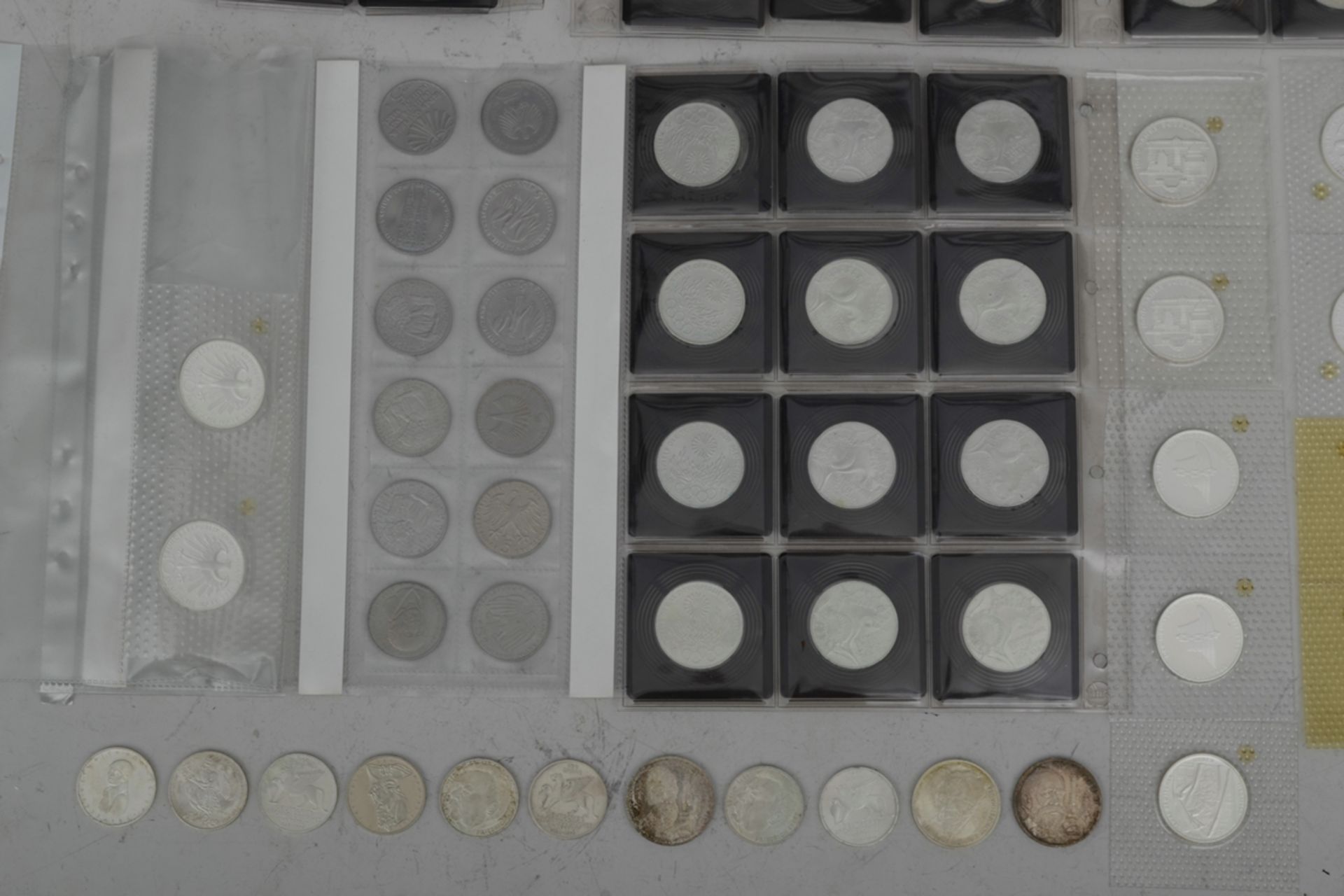 110tlg. Sammlung von 41 x 5 DM und 69 x 10 DM Münzen, teilweise Silber, zusammen ca. 895,- DM. Vers - Bild 3 aus 9