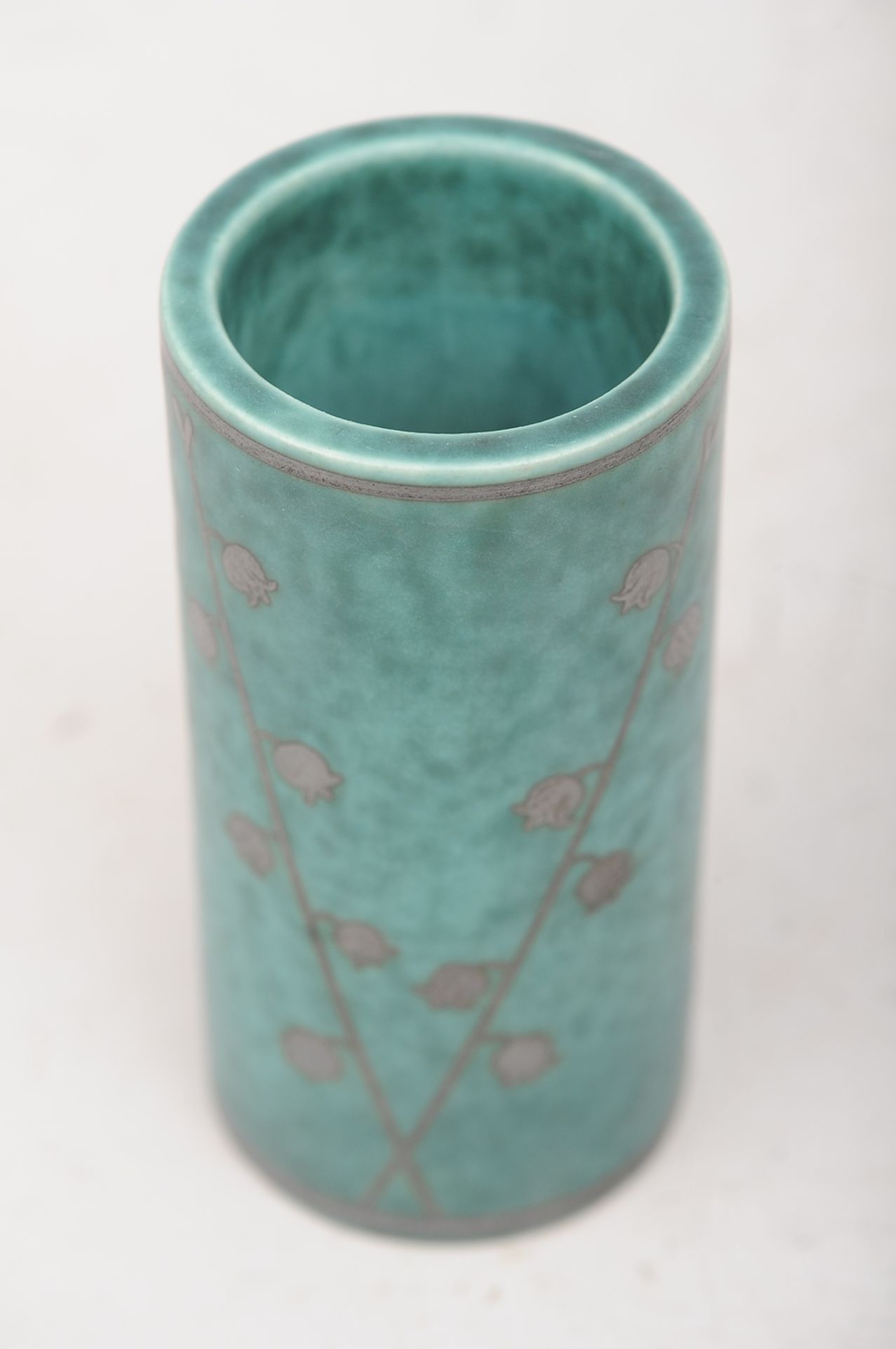 Argenta - Vase, Gustav Berg um 1925, Entwurf Wilhelm Kage. Heller Steinzeugscherben, grün glasiert - Image 2 of 4