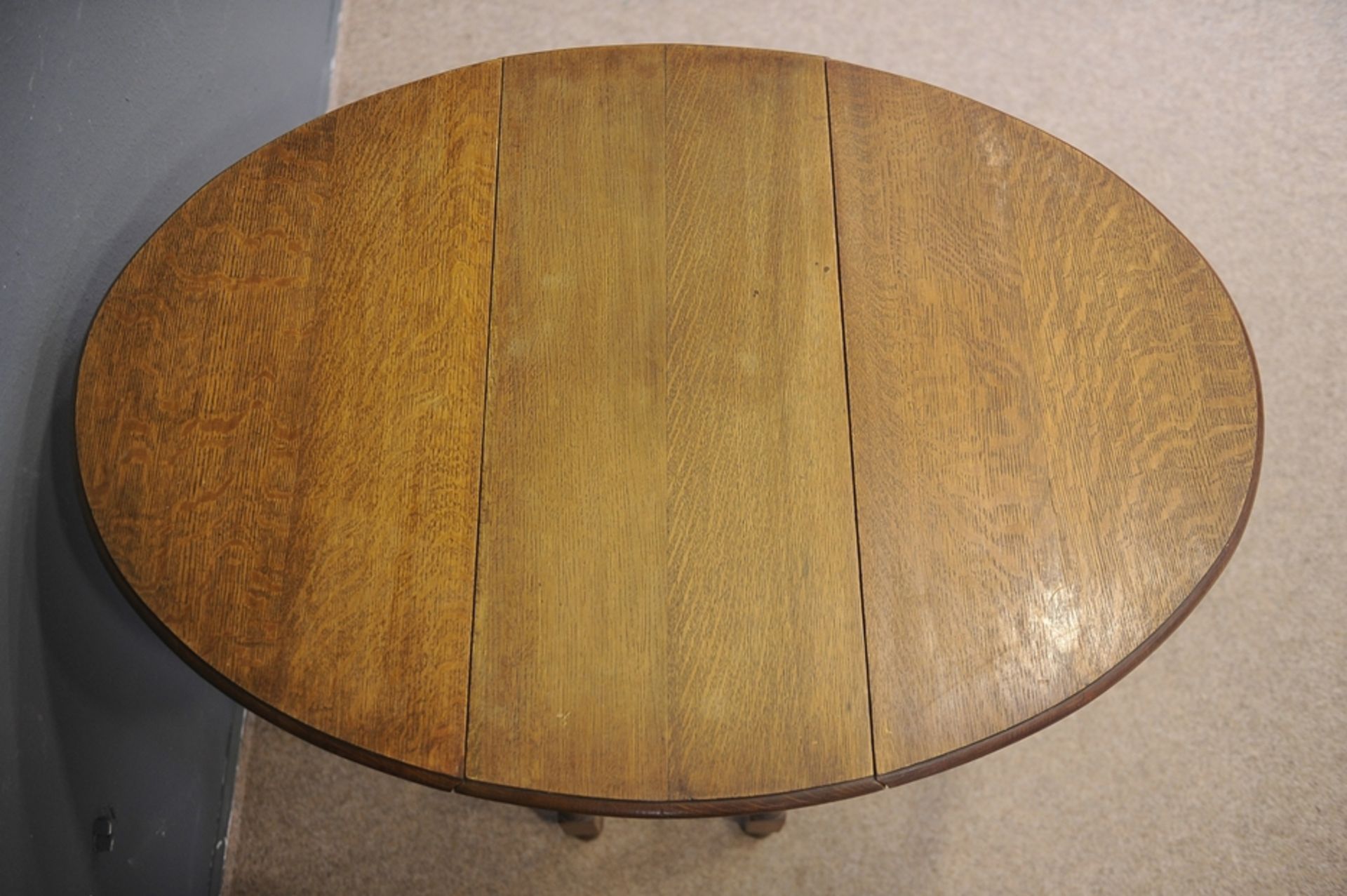 Kleiner Klapptisch, englischer "Gate - Leg - Table", Eiche, 20. Jhdt. Höhe ca. 76,5 cm, Platte max. - Image 5 of 7