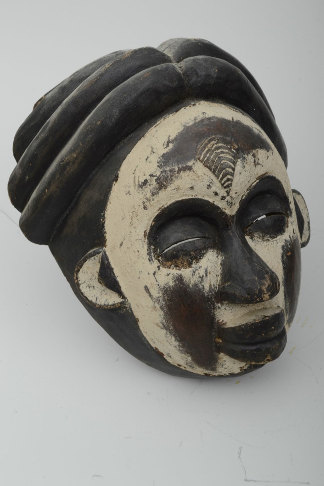 Ältere afrikanische Holzmaske, teilweise bemaltes, dunkelbraunes Holz, ca. 26,5 x 24,5 cm. 20. Jhdt - Image 3 of 7