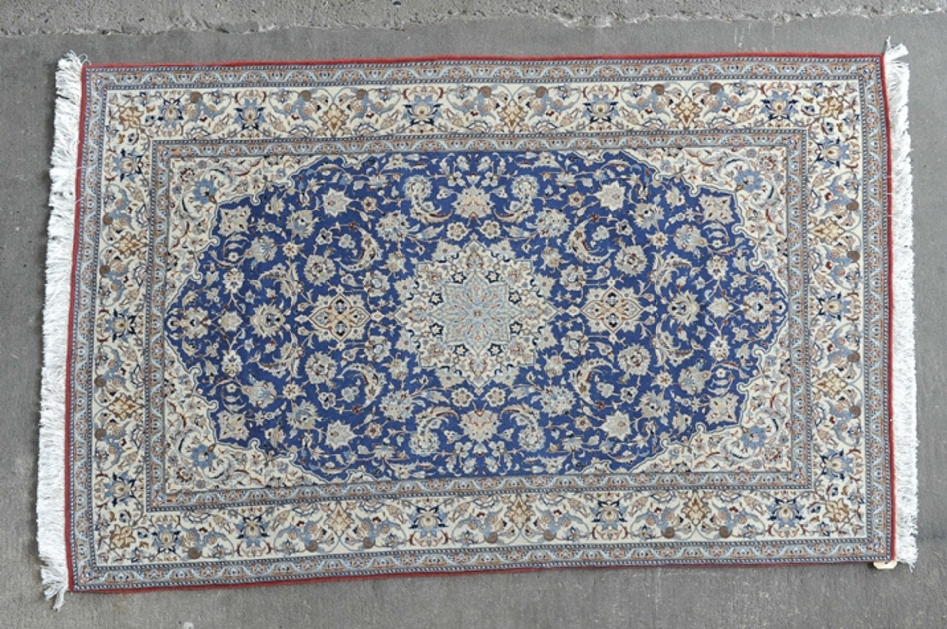 Große Teppichbrücke, "Nain Extra Fine", ca. 178 x 115 cm, beige- und blaugrundig, zentrales Medaill