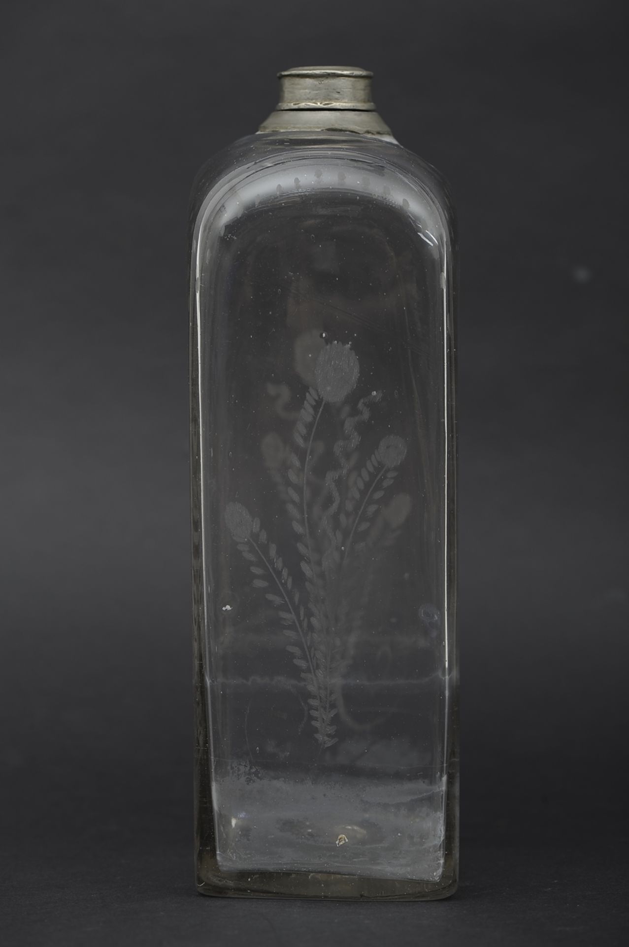 Antike Branntweinflasche, "1826" datiert, farbloses Klarglas mit allseitigen Ätzdekoren, mundgeblas - Image 4 of 7