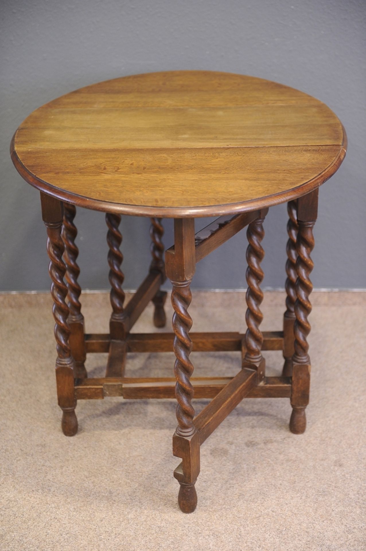 Kleiner Klapptisch, englischer "Gate - Leg - Table", Eiche, 20. Jhdt. Höhe ca. 76,5 cm, Platte max. - Image 4 of 7
