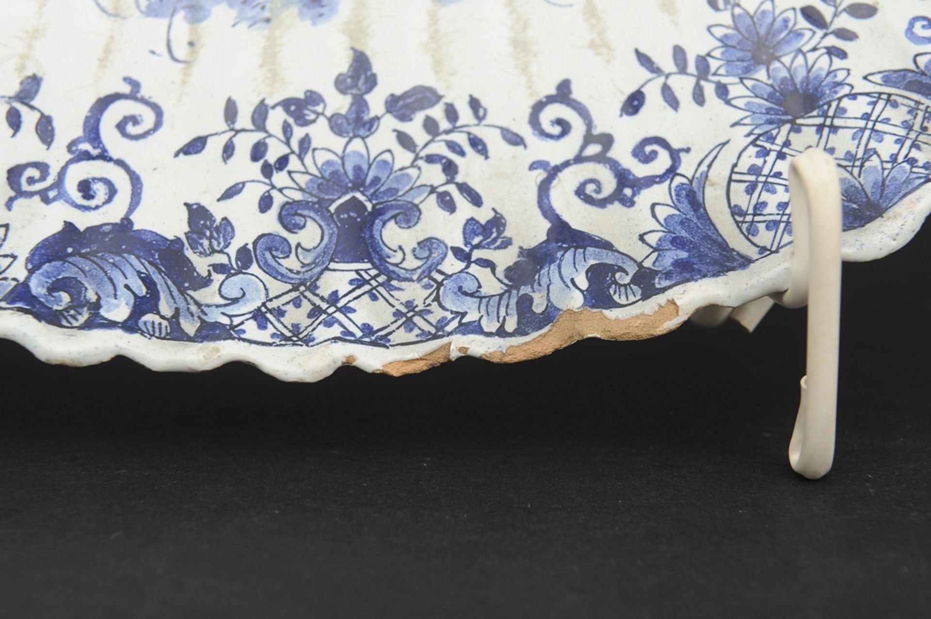 Paar ovaler Fayence - Platten, wohl Nürnberg, 18. Jhdt., rötliche Scherben mit in Blautönen bemalte - Image 3 of 15