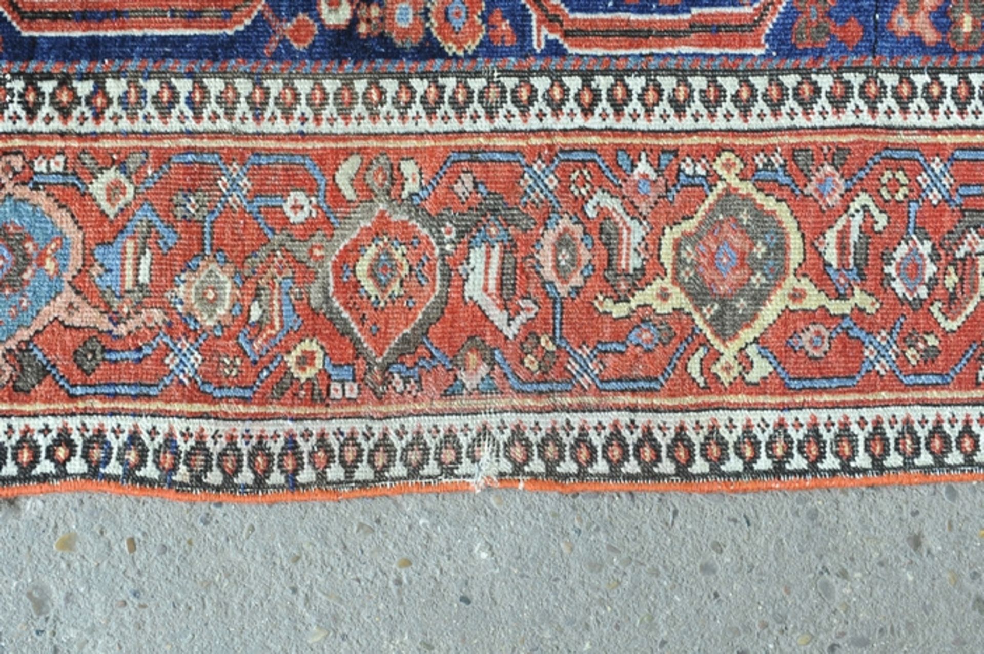 Alte oder antike Teppichbrücke, Persien, durchgemusterter, bläulicher Fond. Stärkere Alters- und Ge - Image 4 of 8