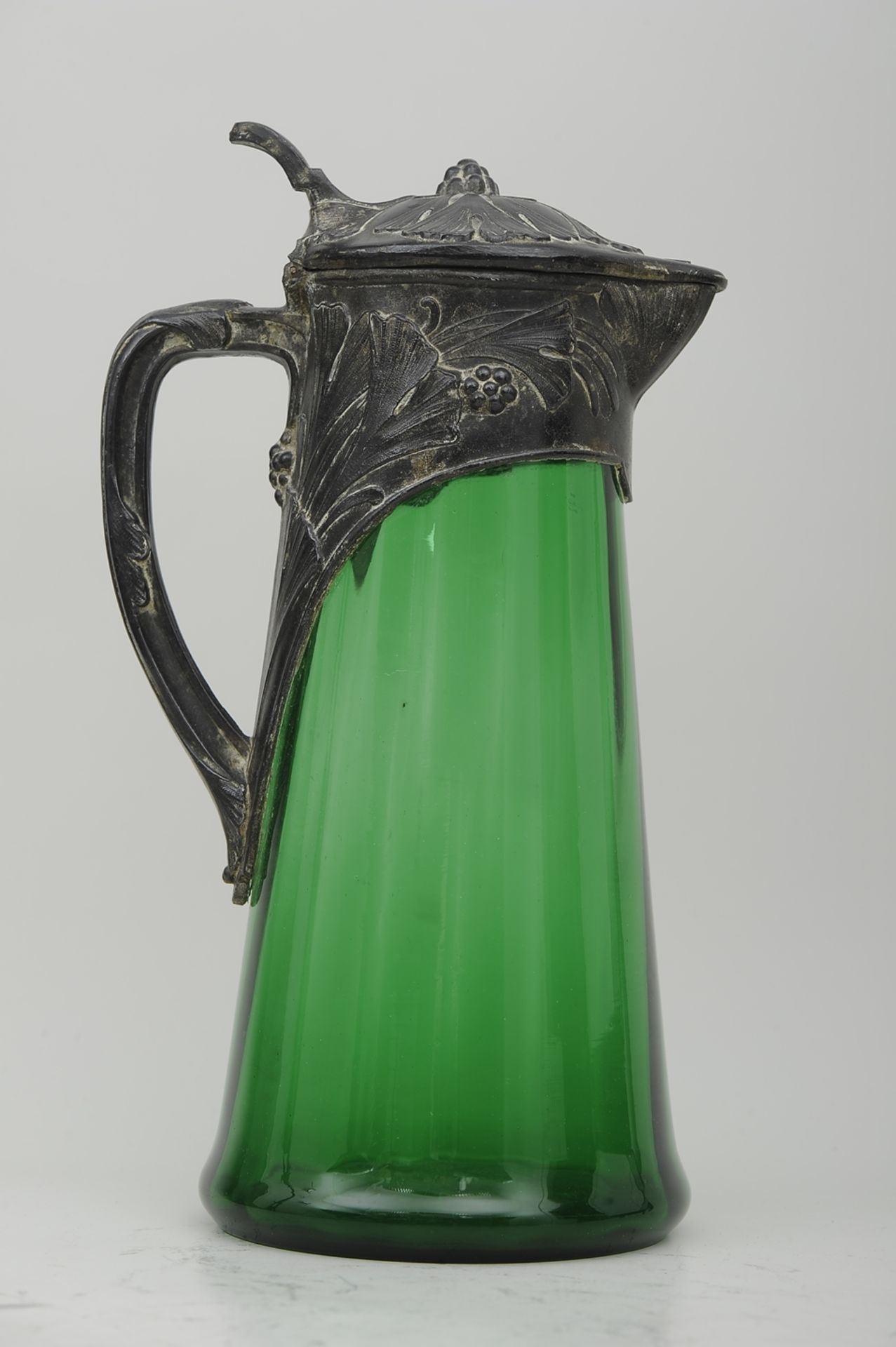 Prächtige Saftkanne, grünlicher Glaskorpus mit aufwändiger, ungemarkter Zinnmontierung. Höhe ca. 28 - Image 5 of 6