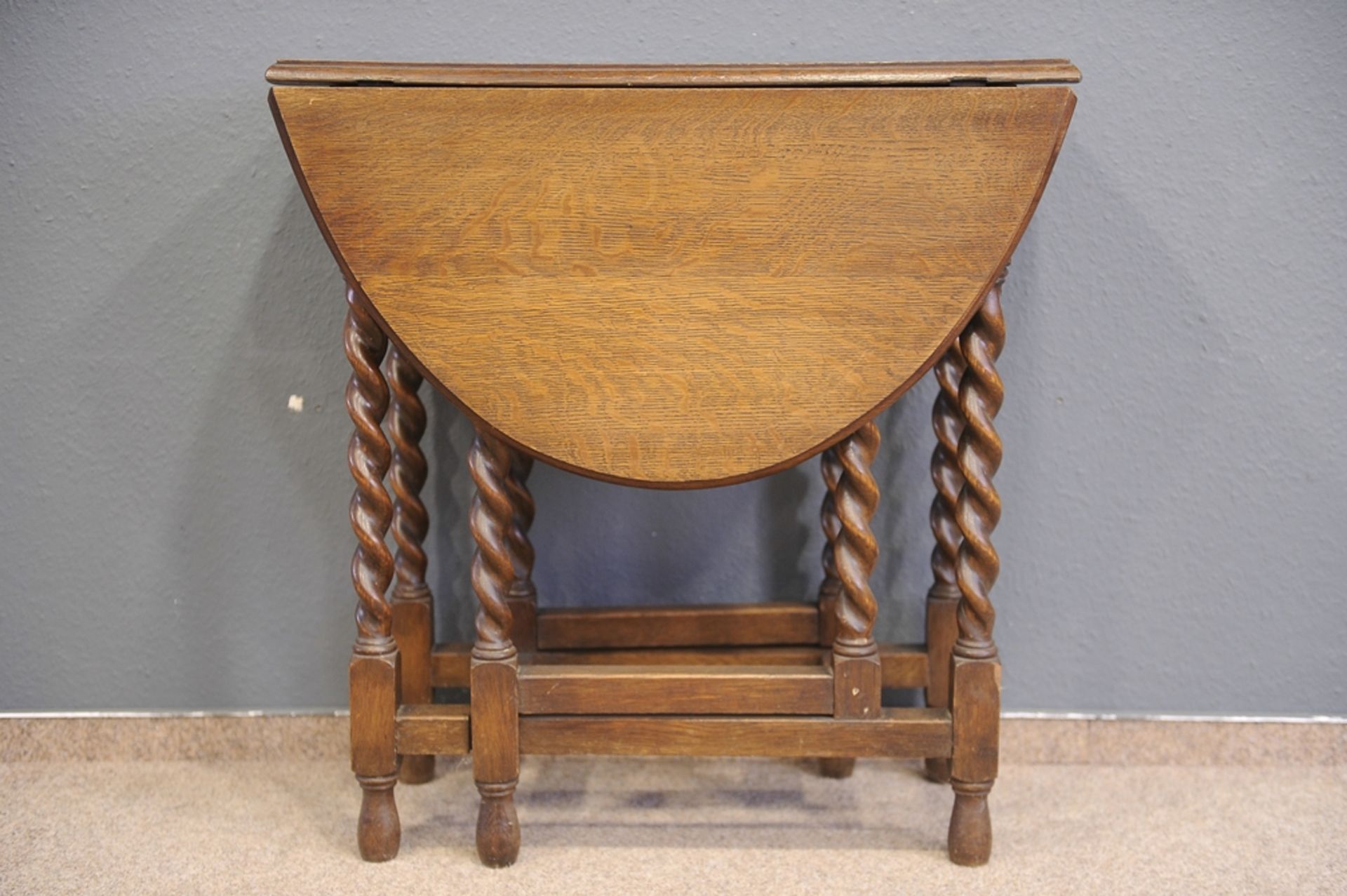 Kleiner Klapptisch, englischer "Gate - Leg - Table", Eiche, 20. Jhdt. Höhe ca. 76,5 cm, Platte max. - Image 3 of 7