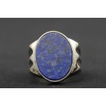 Großer Herrenring in 925er Sterlingsilber und ungravierter, ovaler Lapislazuli-Platte. Ringschulter