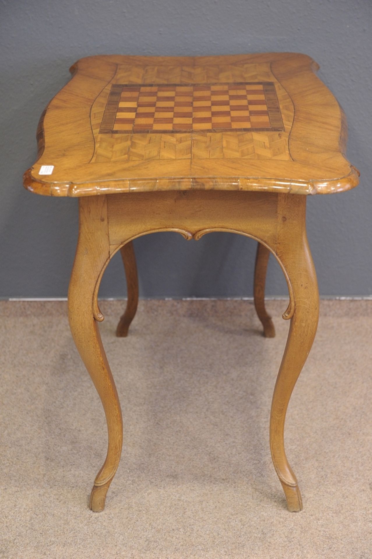 Antiker Schachtisch/Spieltisch, mitteldeutsch um 1750/60, auf hohen, geschwungenen Beinen mit Bockf - Bild 9 aus 15