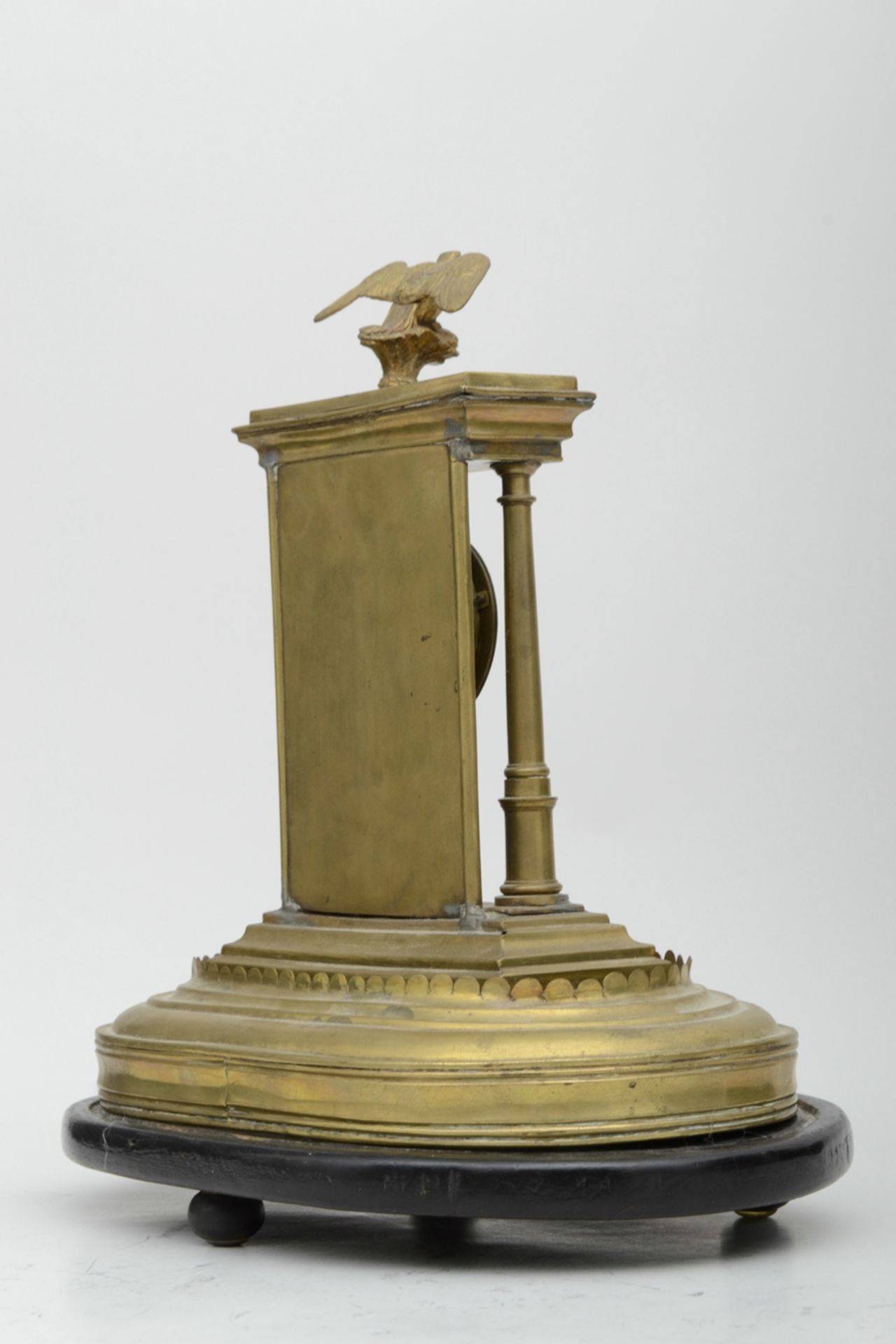 Dekorative Tischuhr in Portalform, von Adler gekrönt; ungeprüftes, mechanisches Uhrwerk, unterhalb - Image 5 of 7