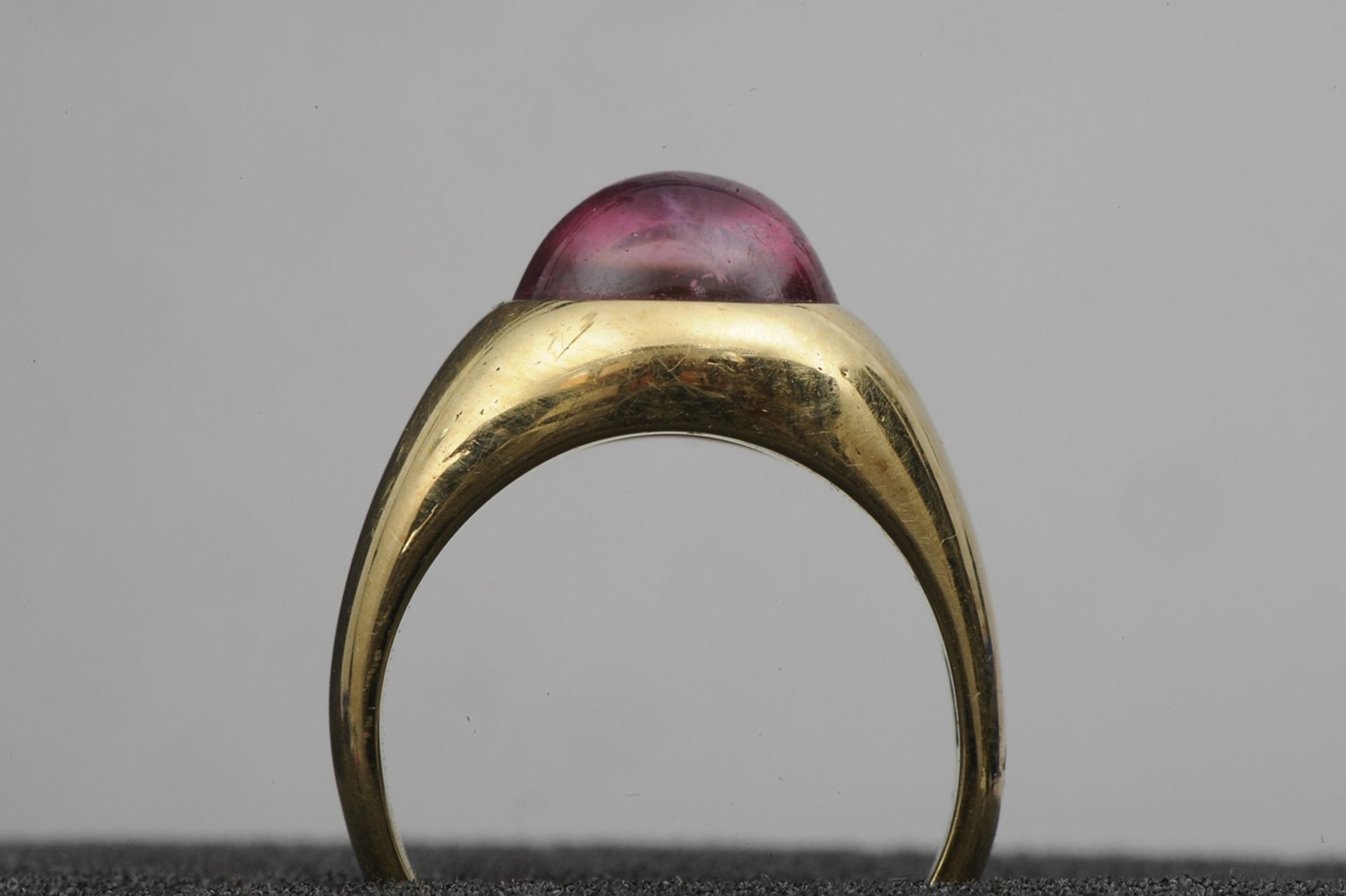 Sehr kleiner Ring aus 750er Gelbgold, mittig mit hell lilafarbenem Turmalin besetzt. Ringgröße ca. - Bild 6 aus 7