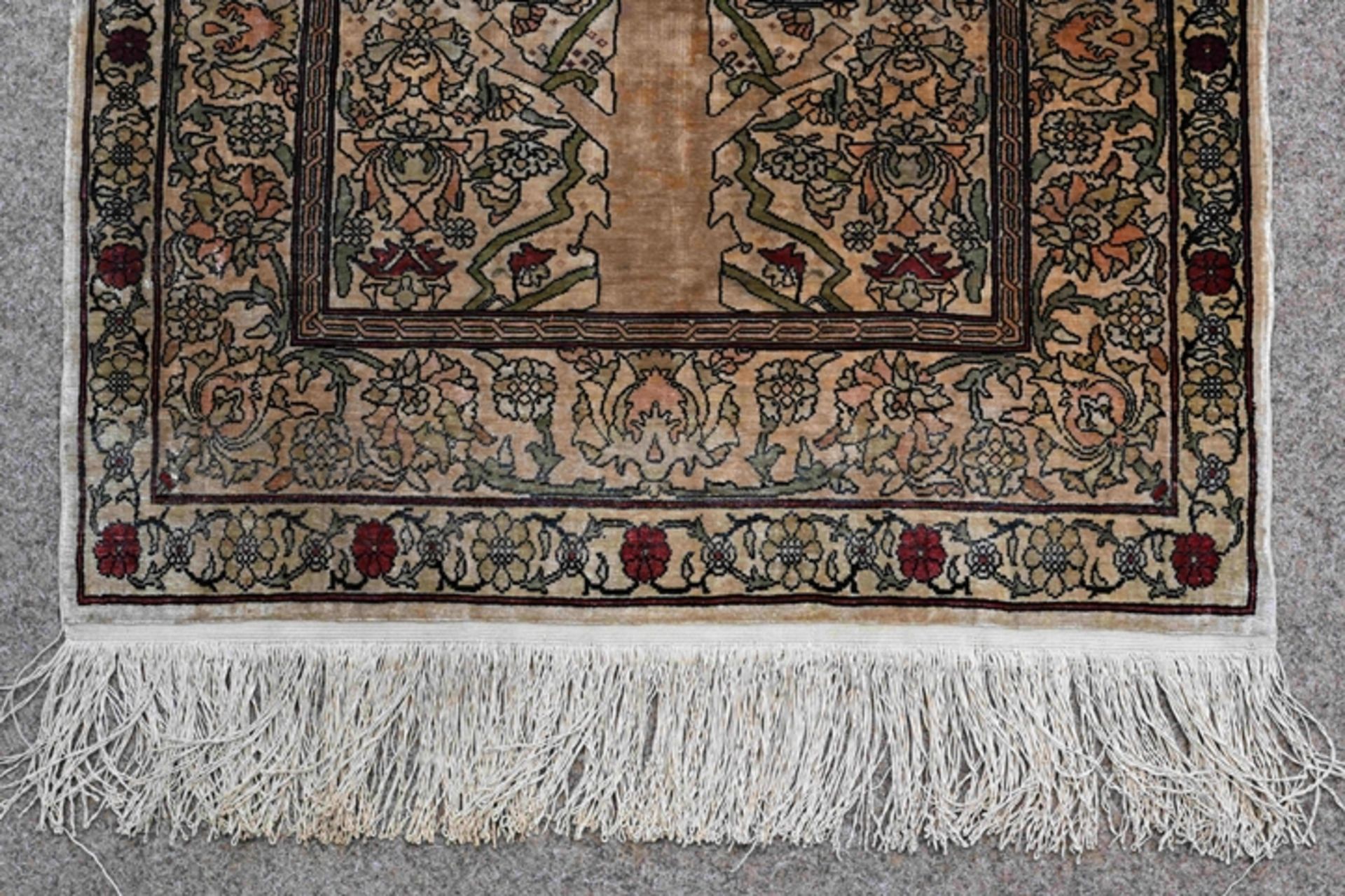 Ältere Seidenkayseri - Teppichbrücke/Gebetsteppich, ca. 54 x 77 cm. Schöner, ungereinigter Erhalt, - Bild 5 aus 7