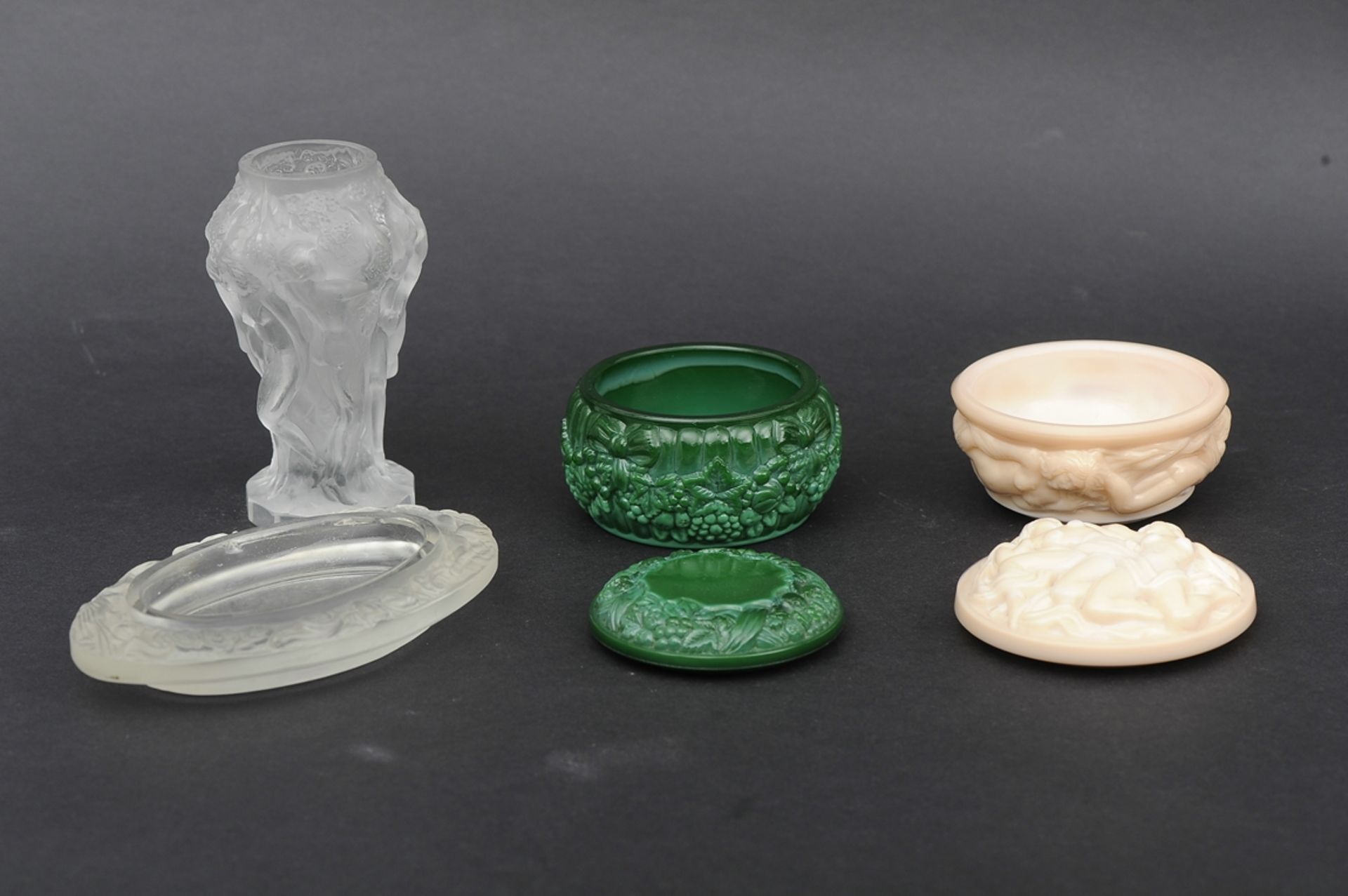 4teiliges Lot unterschiedlicher, ornamental gestalteter Pressglas - Objekte, teilweise Böhmen, best