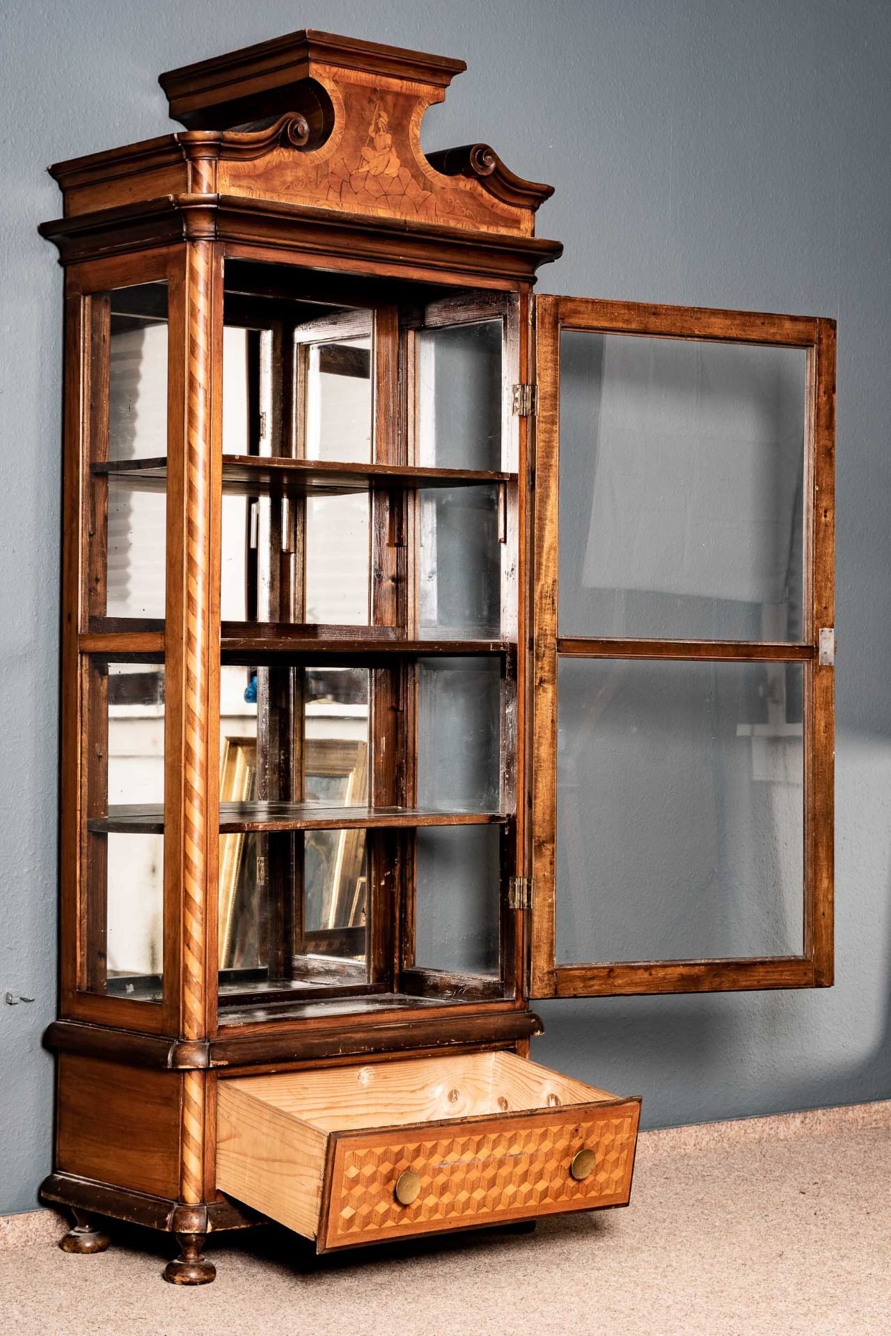 Außergewöhnlicher Vitrinenschrank, Historismus deutsch um 1860, schmaler, 3seitig verglaster Glassc - Image 7 of 17