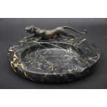 "Pirschender Panther", unsignierter Bronzeguss mit "beweglichem" Schwanz; auf rundem Marmor-Aschenb