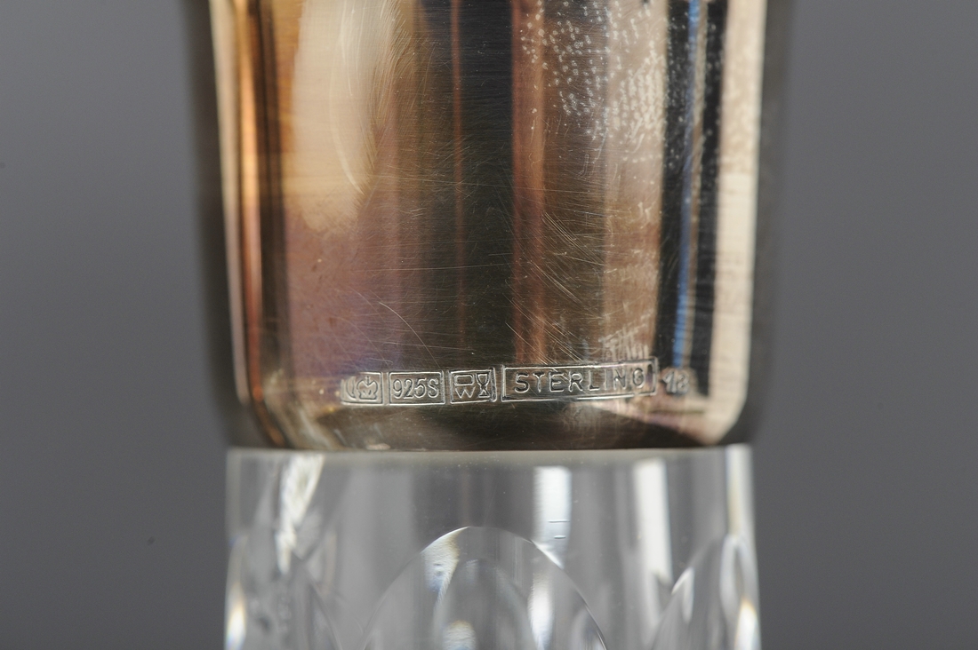 Folge von 3 keulenförmigen Glaskaraffen, 1x mit Henkel und Ausguss, schweres, farbloses Kristallgla - Image 3 of 11