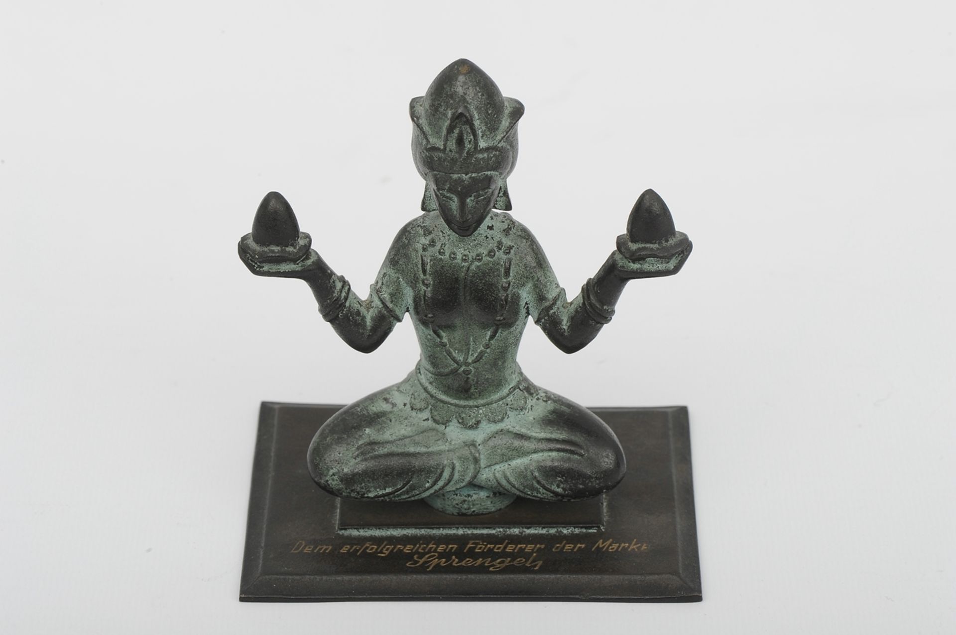 "DEM ERFOLGREICHEN FÖRDERER DER MARKE SPRENGEL" - grünlich, braunschwarz patinierte Buddhafigur auf - Image 2 of 11