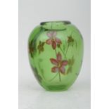 Entzückende Tischvase, dickwandiges, grünliches Glas mit eingearbeiteten "Blüten, Blättern und Stän