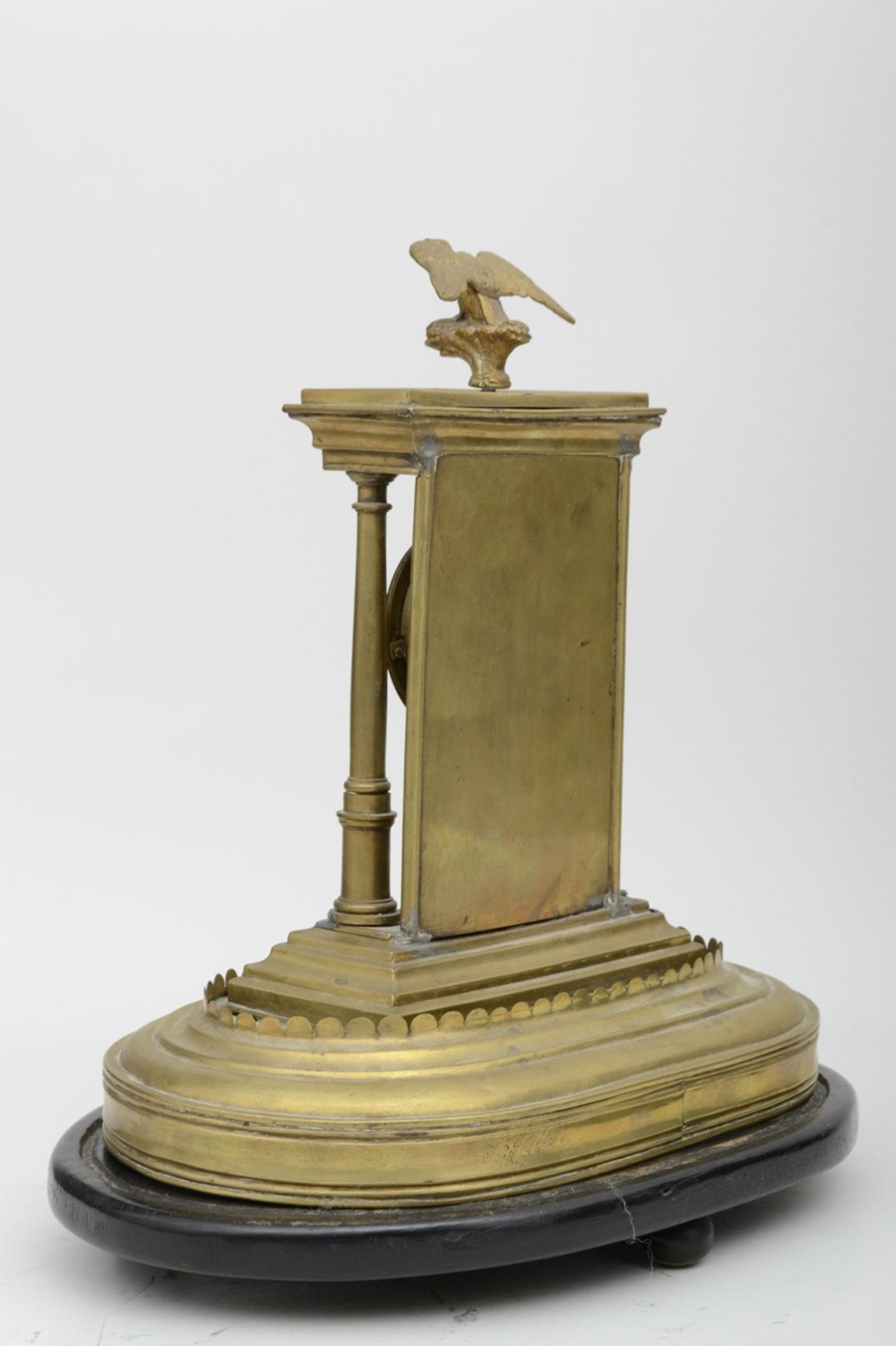 Dekorative Tischuhr in Portalform, von Adler gekrönt; ungeprüftes, mechanisches Uhrwerk, unterhalb - Image 6 of 7