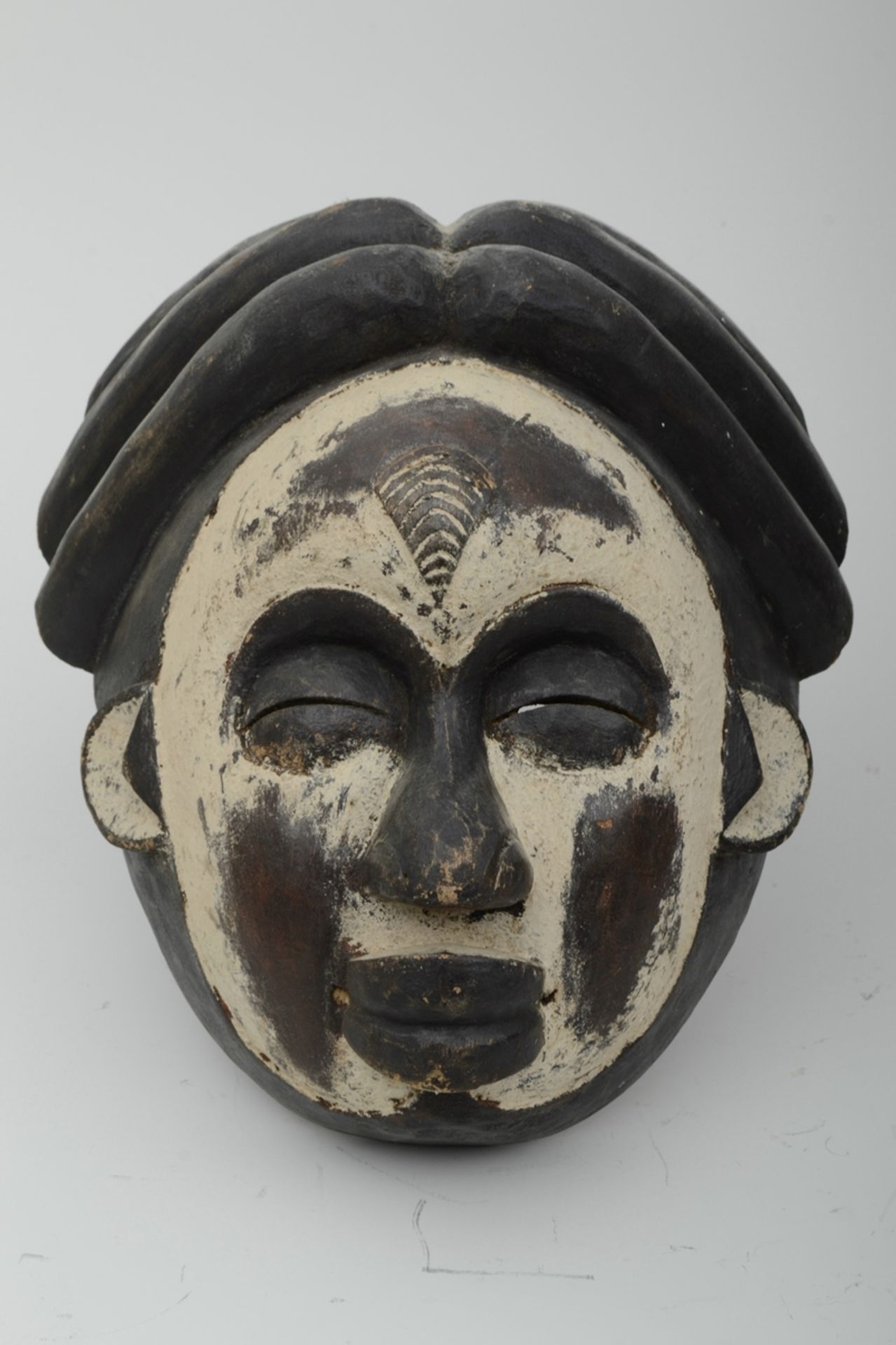 Ältere afrikanische Holzmaske, teilweise bemaltes, dunkelbraunes Holz, ca. 26,5 x 24,5 cm. 20. Jhdt