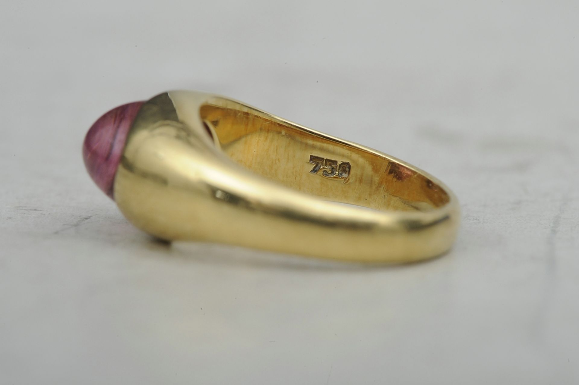 Sehr kleiner Ring aus 750er Gelbgold, mittig mit hell lilafarbenem Turmalin besetzt. Ringgröße ca. - Bild 5 aus 7