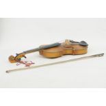 Ältere Geige/Violine, mit Bogen, Länge ca. 55,5 cm. Ungemarkt. Ungeprüft.