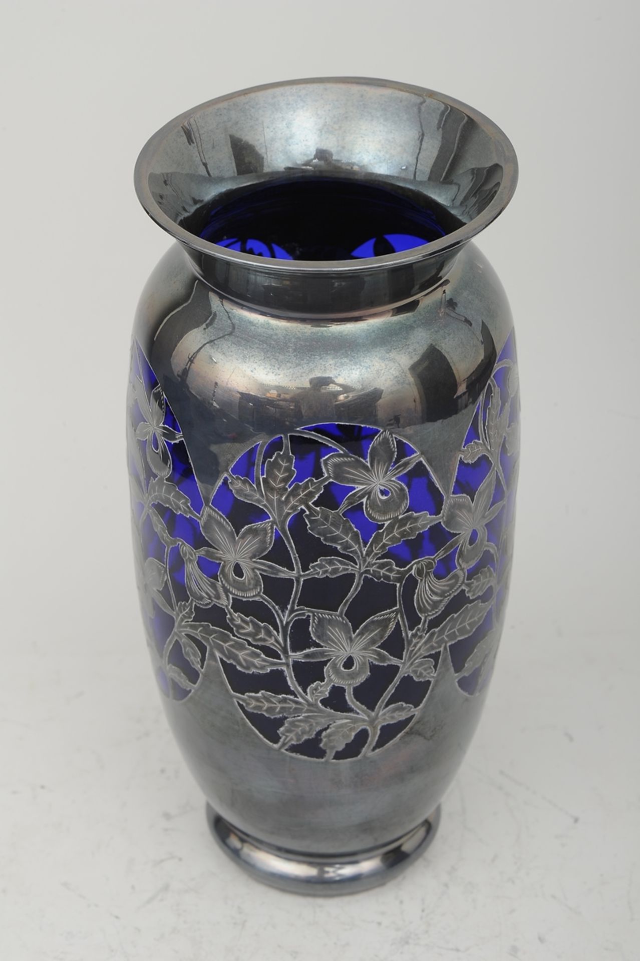 Sehr schön erhaltene SILVER OVERLAY - Vase, bläulich violetter Glaskorpus mit teils flächendeckende - Image 2 of 5
