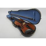 Ältere Geige/Violine im Koffer mit Bogen und etwas Zubehör, stärkere Spiel- und Altersspuren, Länge