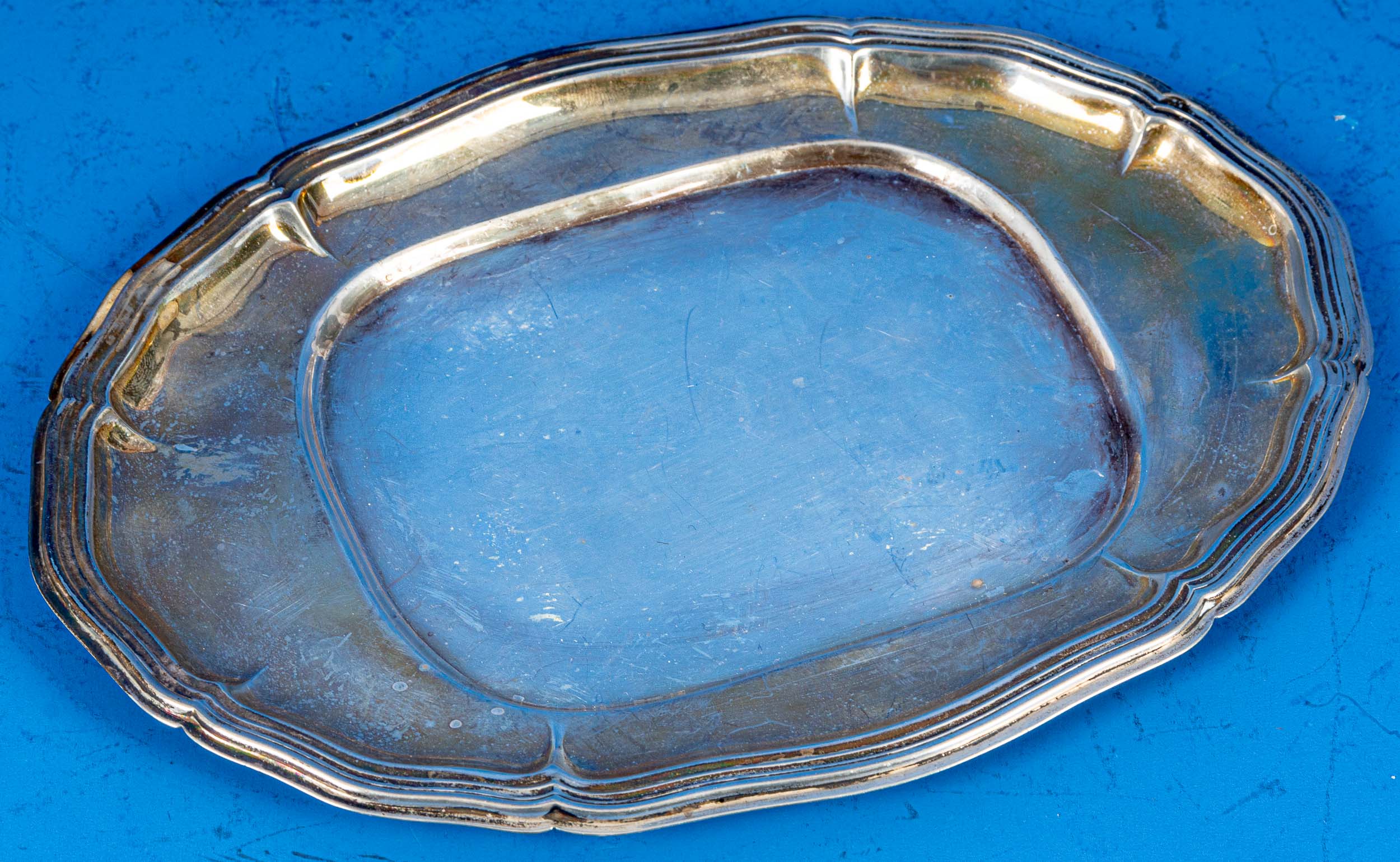 Kleines ovales 835er Silbertablett mit leichter Vertiefung, ca. 110 gr., ca. 15,5 x 21,5 cm, Modell